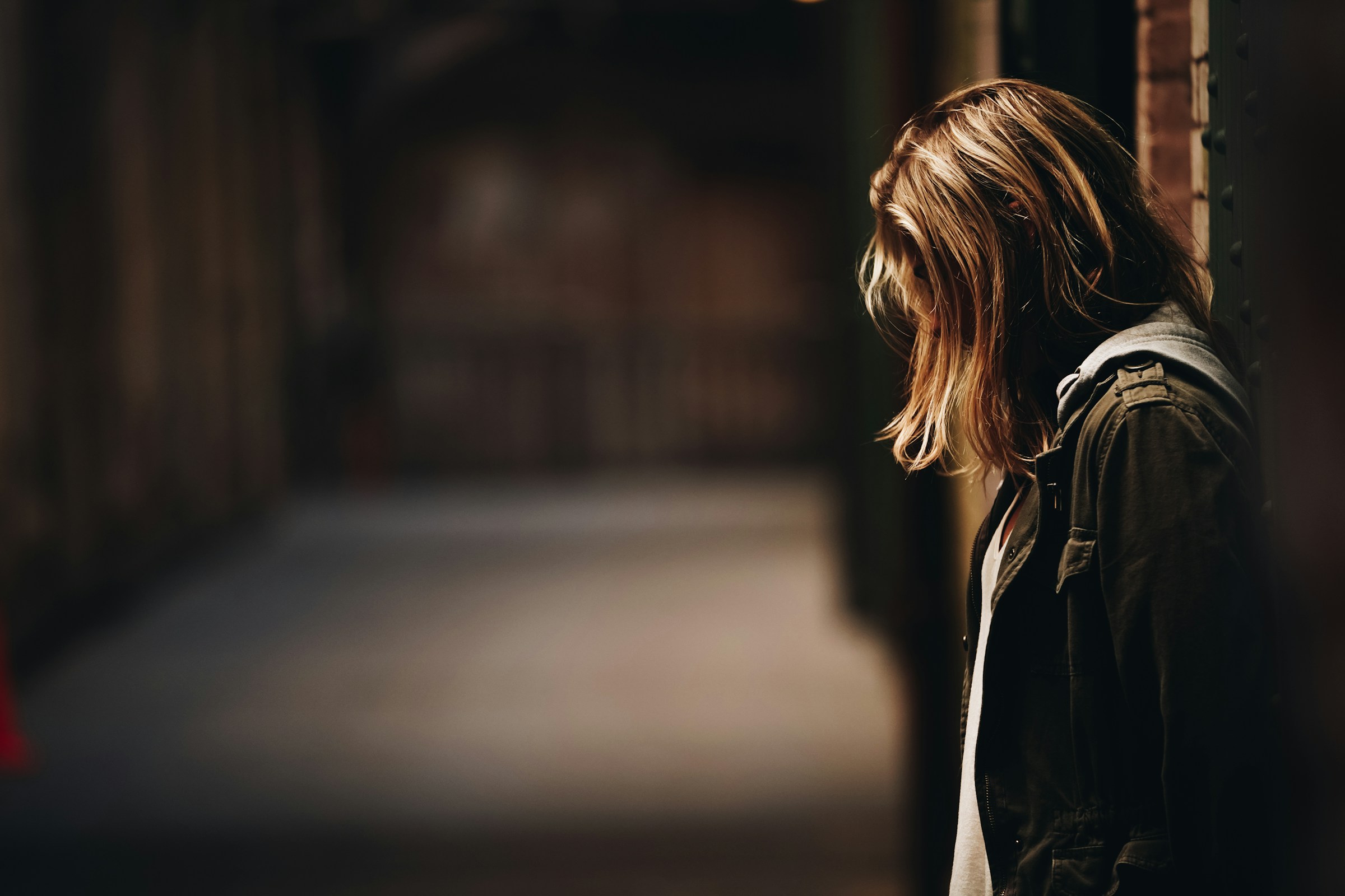 A woman leaning against a wall | Source: Unsplash