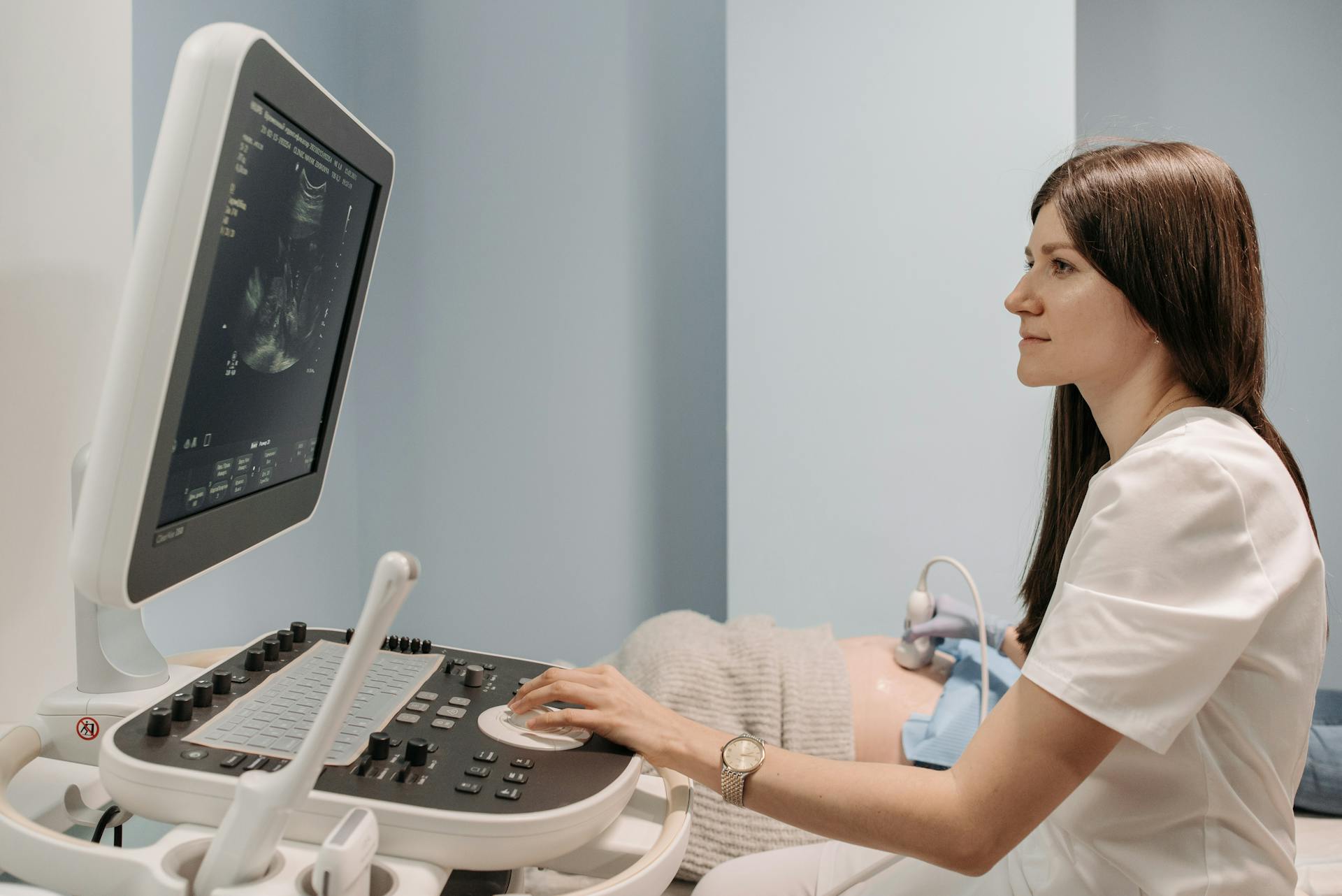 A technician operating an ultrasound machine | Source: Pexels