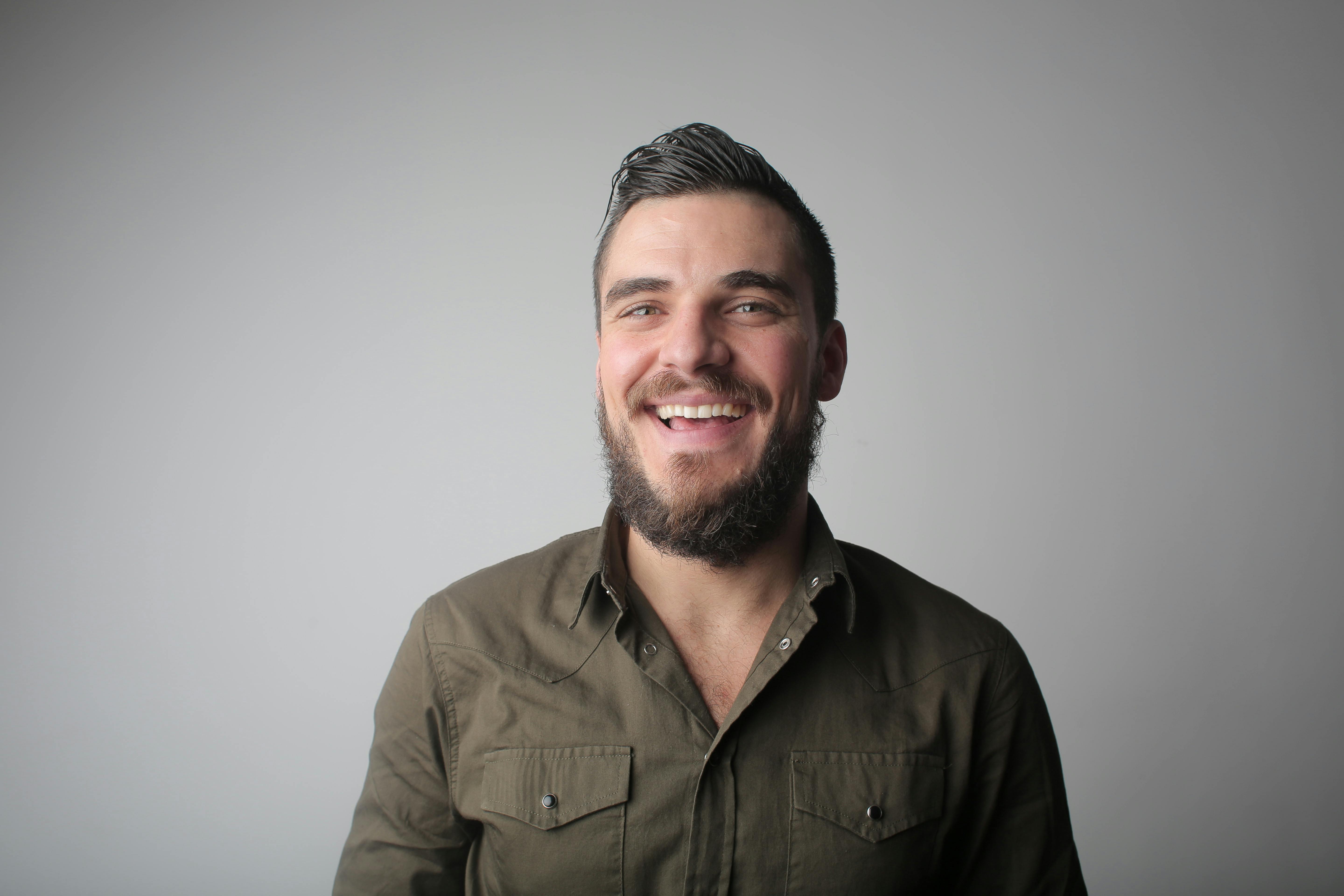 A man laughing | Source: Pexels