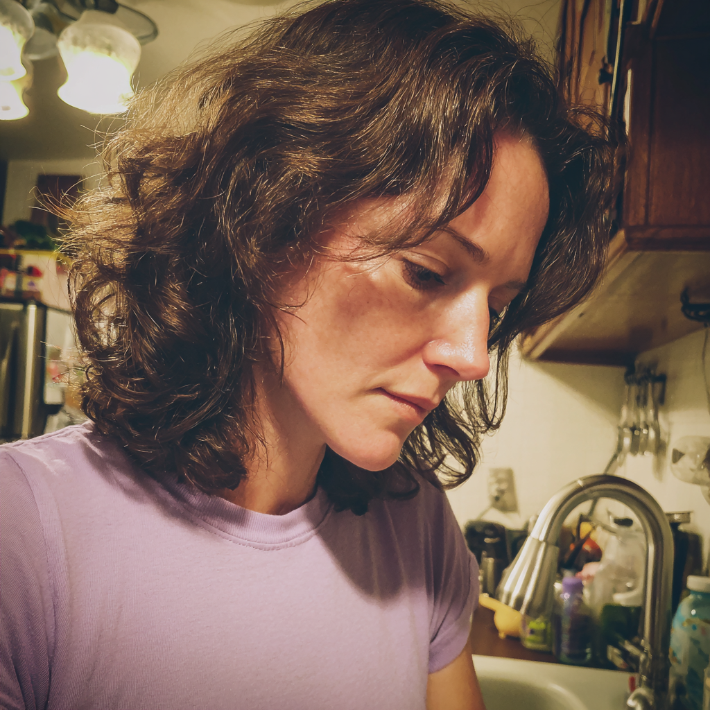 A woman wearing a lilac t-shirt | Source: Midjourney