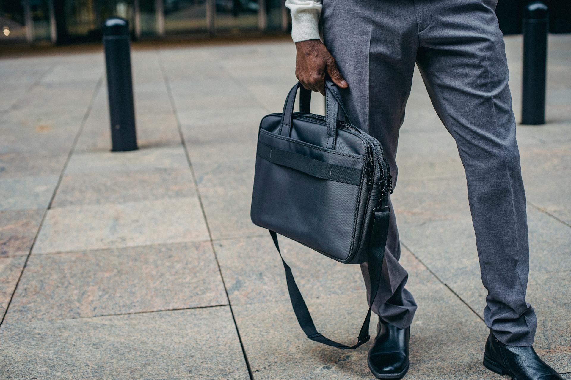 A man holding his bag | Source: Pexels