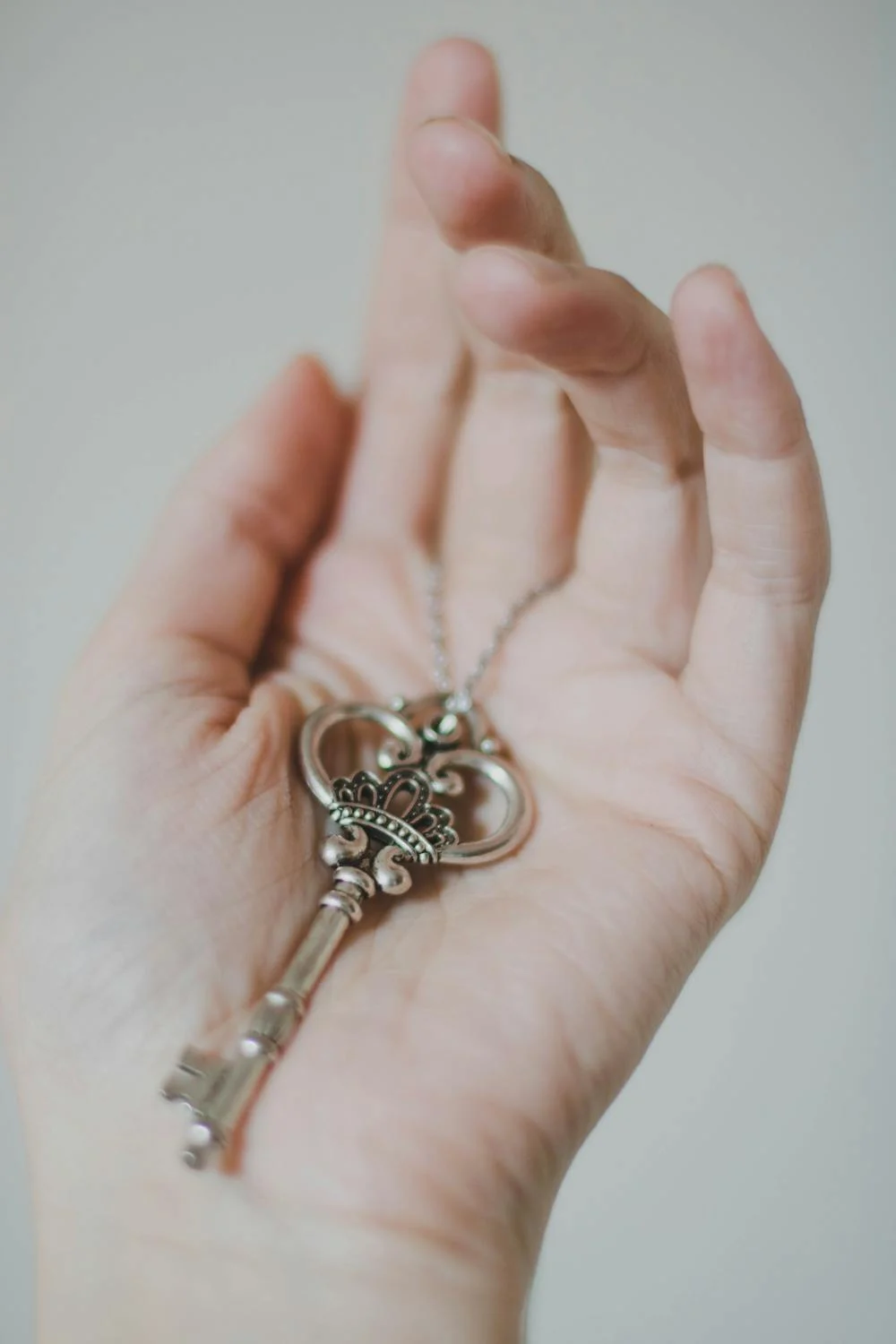 A key in a hand | Source: Pexels