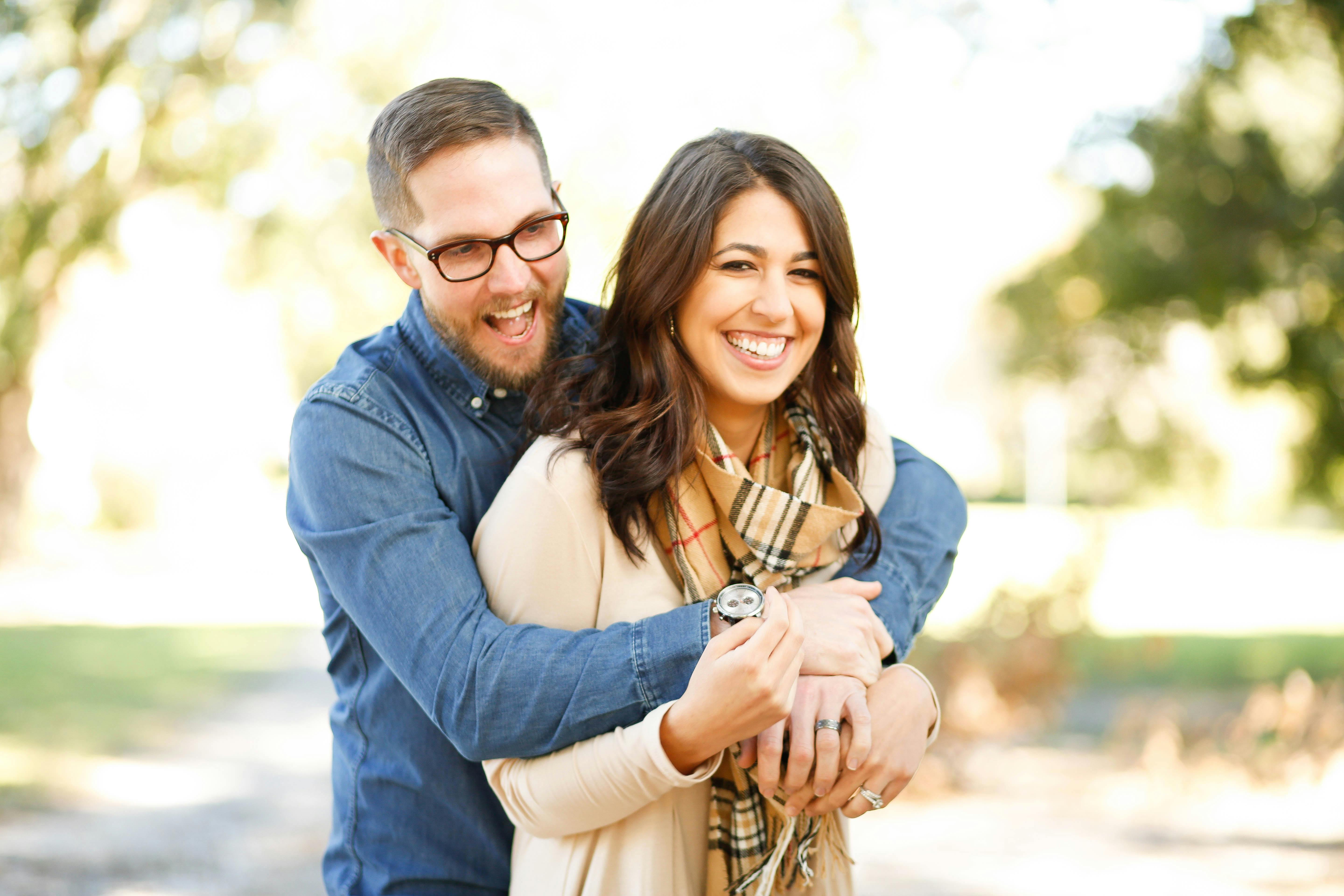 A happy couple smiling and hugging | Source: Pexels