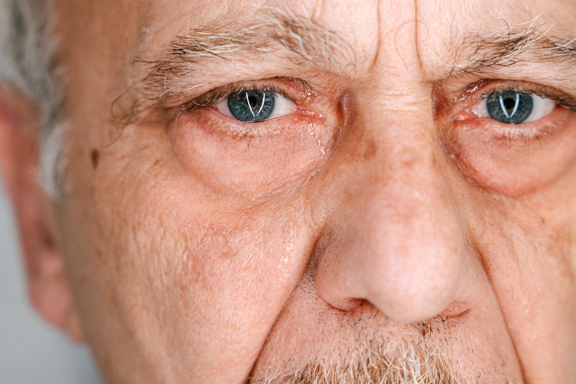 A crying elderly man | Source: Pexels