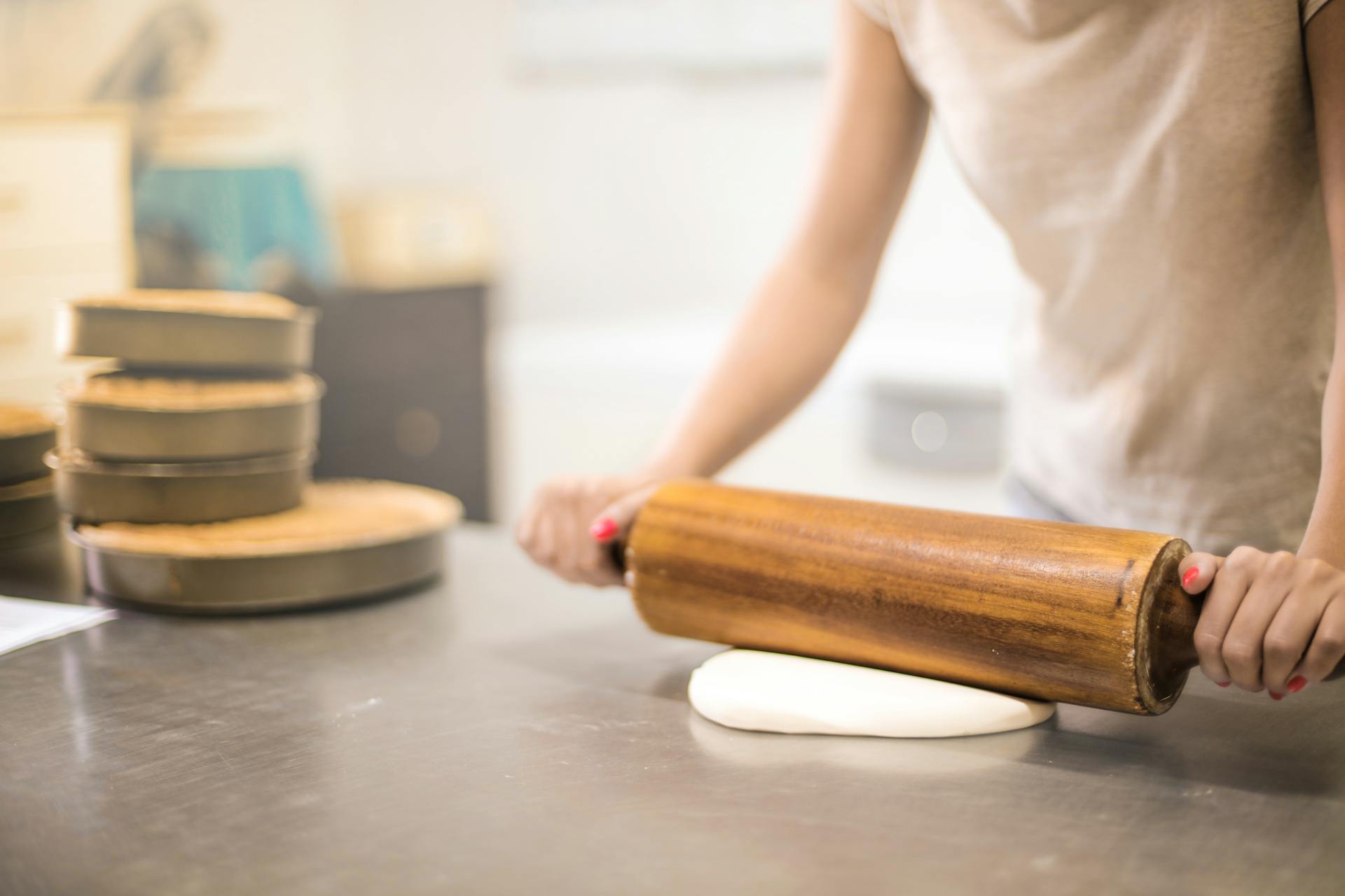 A woman rolling out dough | Source: Pexels
