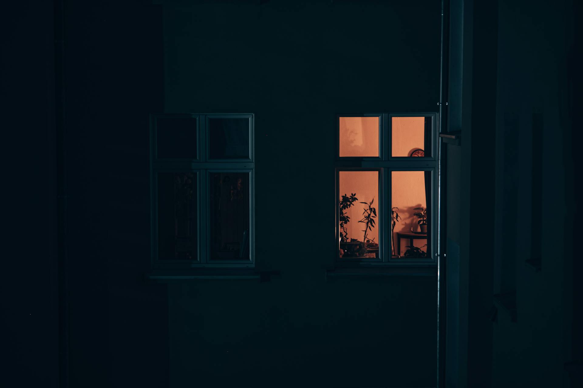 A window of a house at night | Source: Pexels