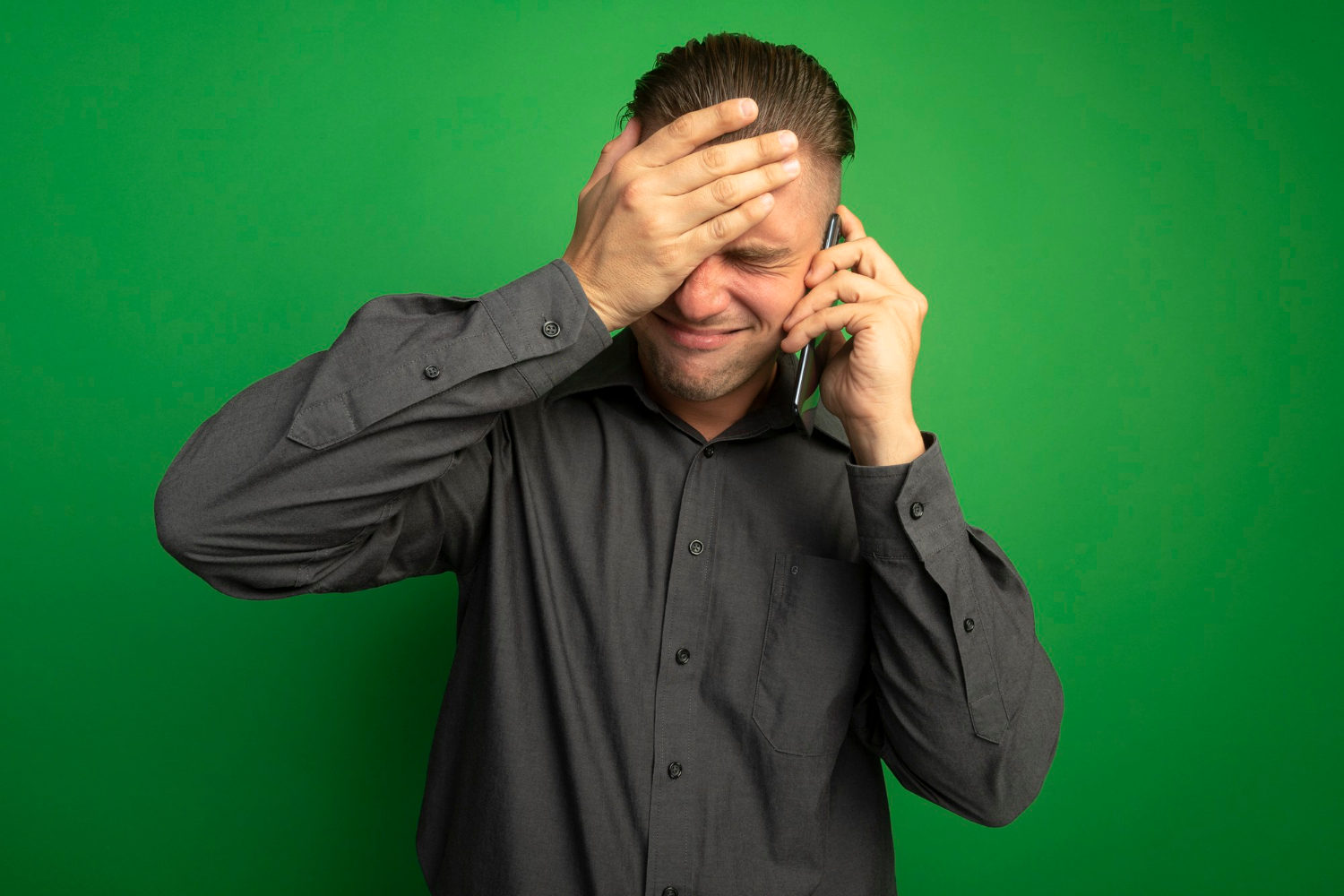 An anxious man talking on the phone | Source: Freepik