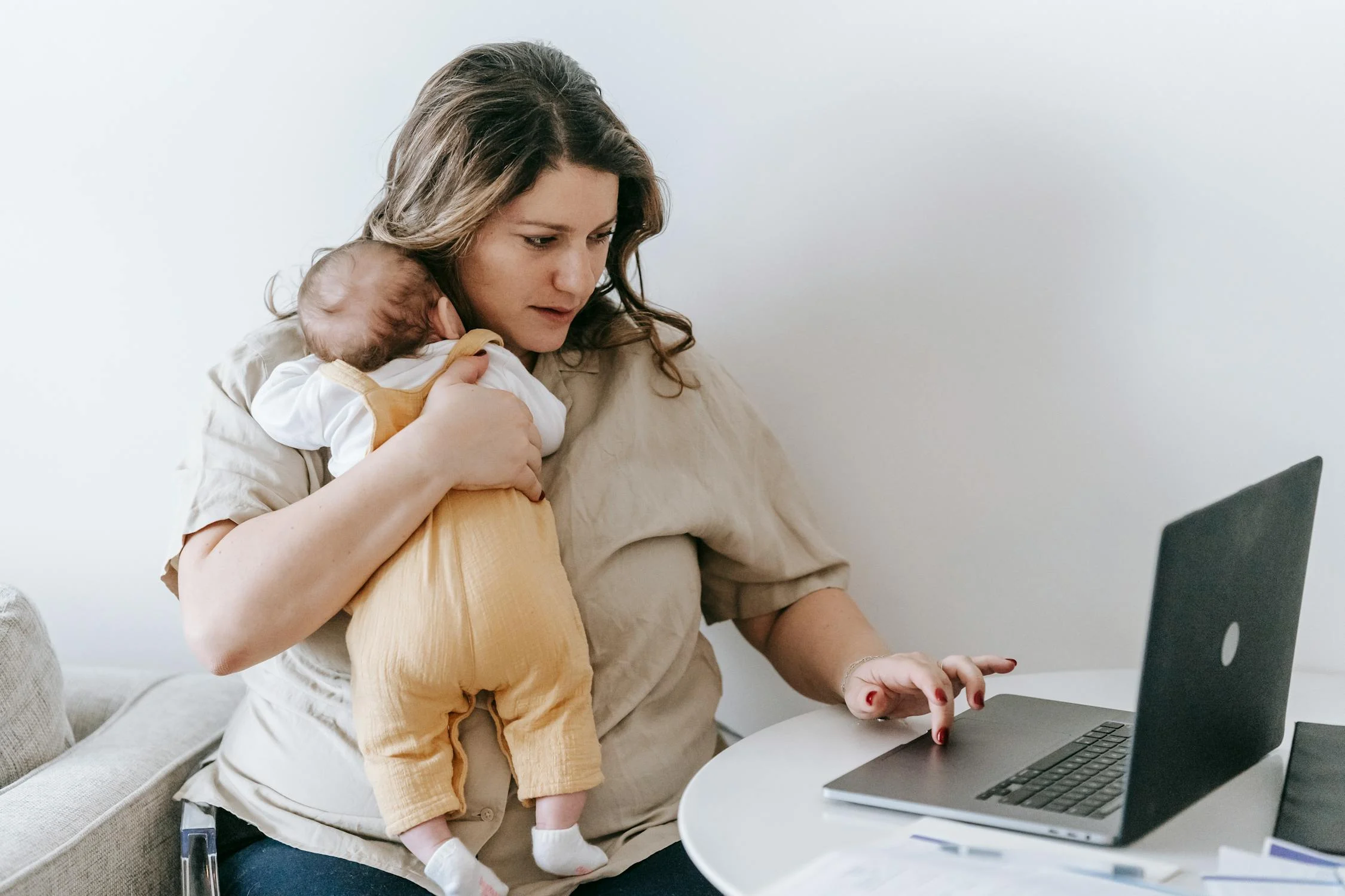 A woman working on her laptop | Source: Pexels