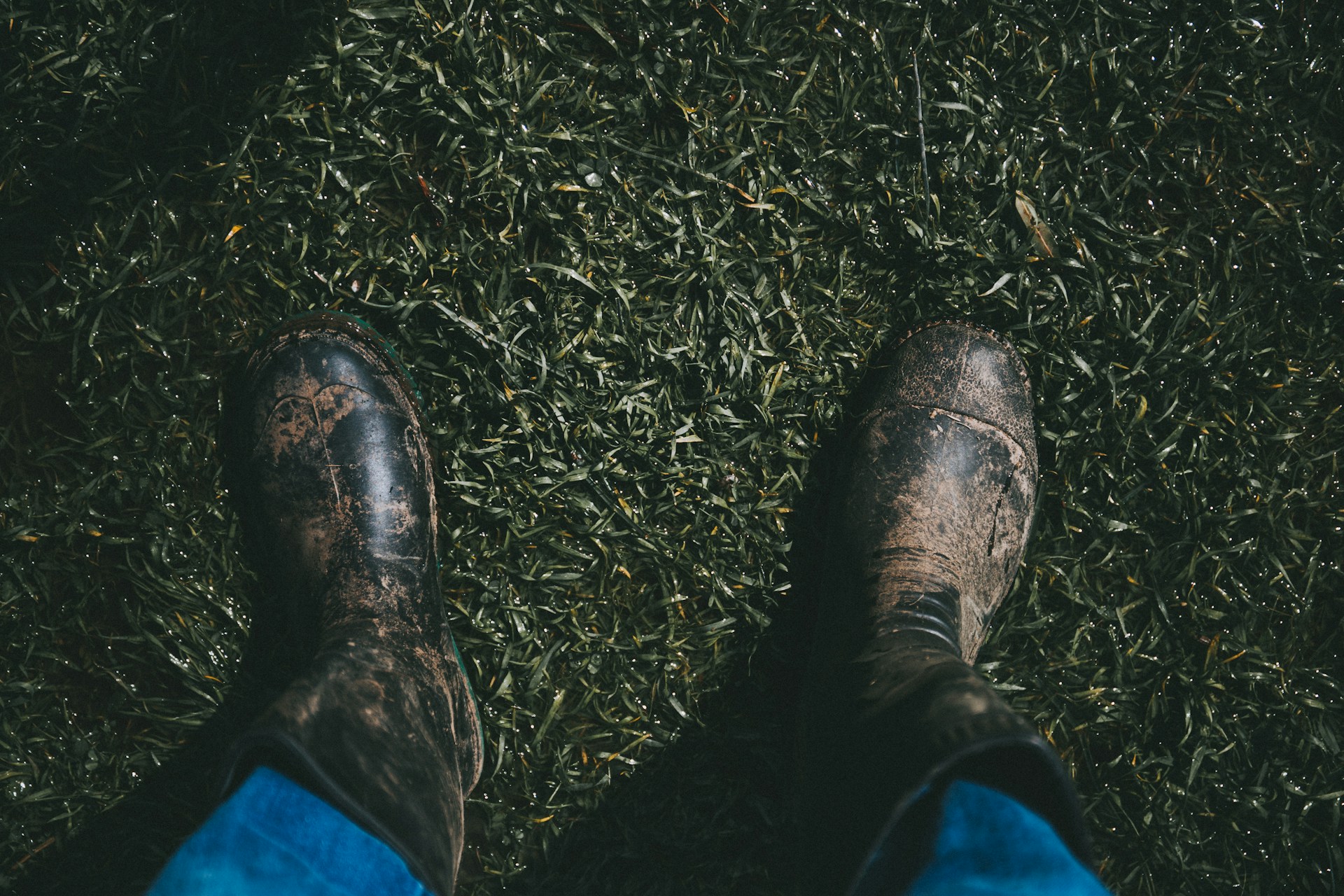 A person wearing muddy boots | Source: Unsplash