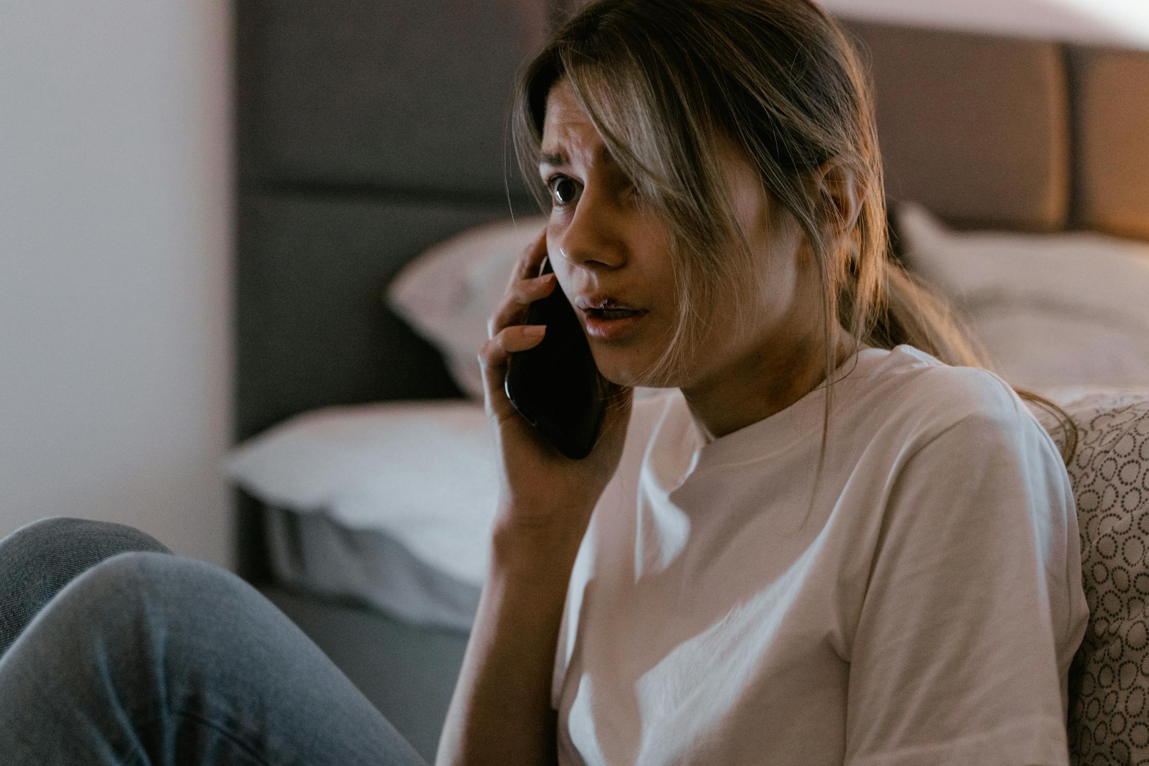 A scared woman talking on her phoe | Source: Pexels