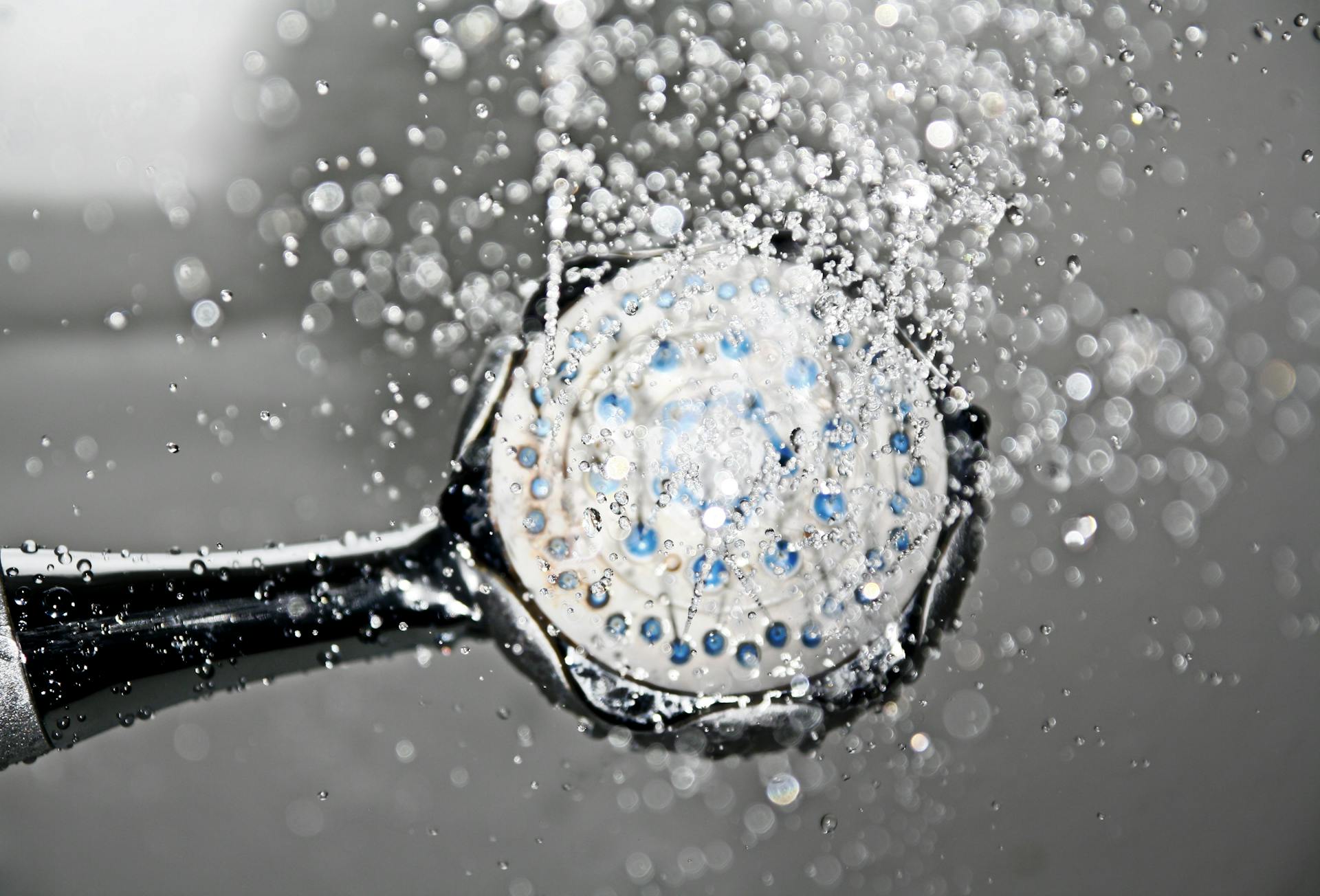 A black shower head | Source: Pexels