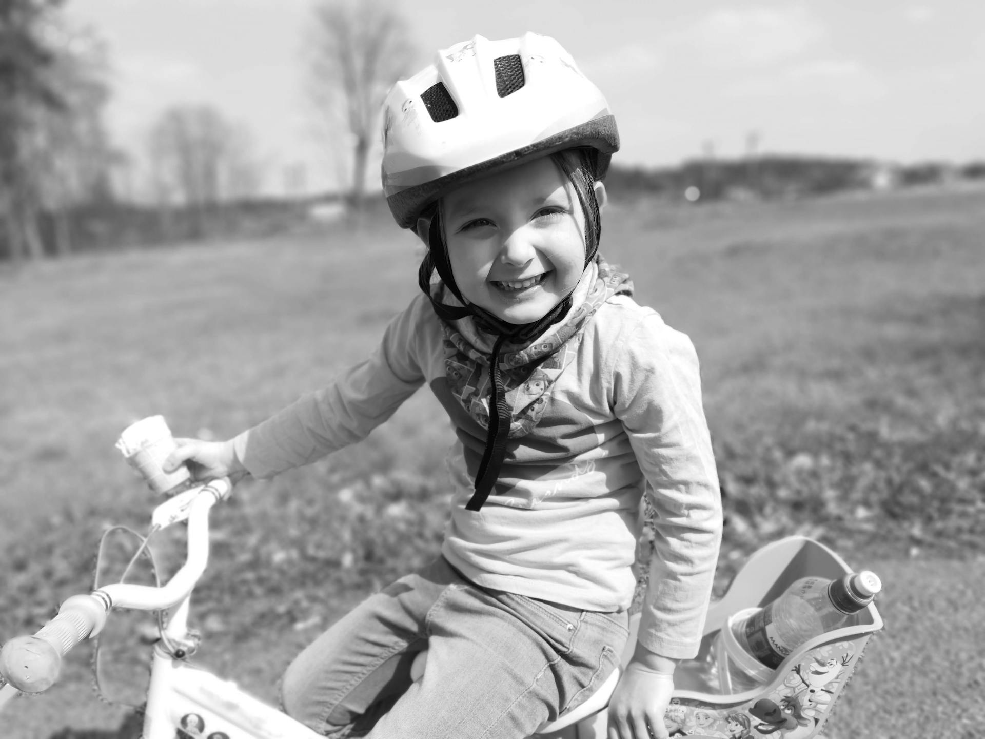 A girl riding a bicycle | Source: Pexels