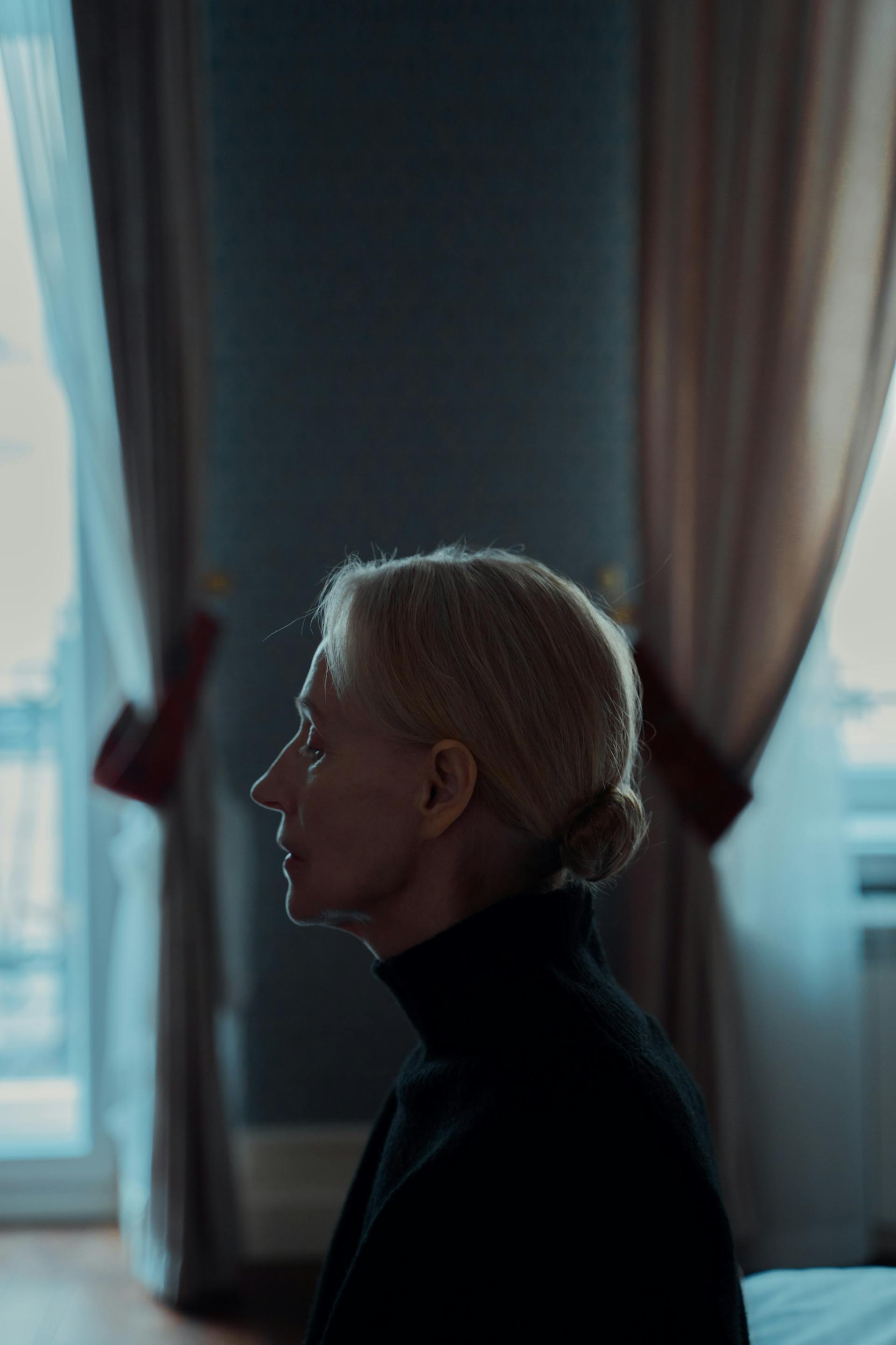 A woman sitting in a darkened room | Source: Pexels