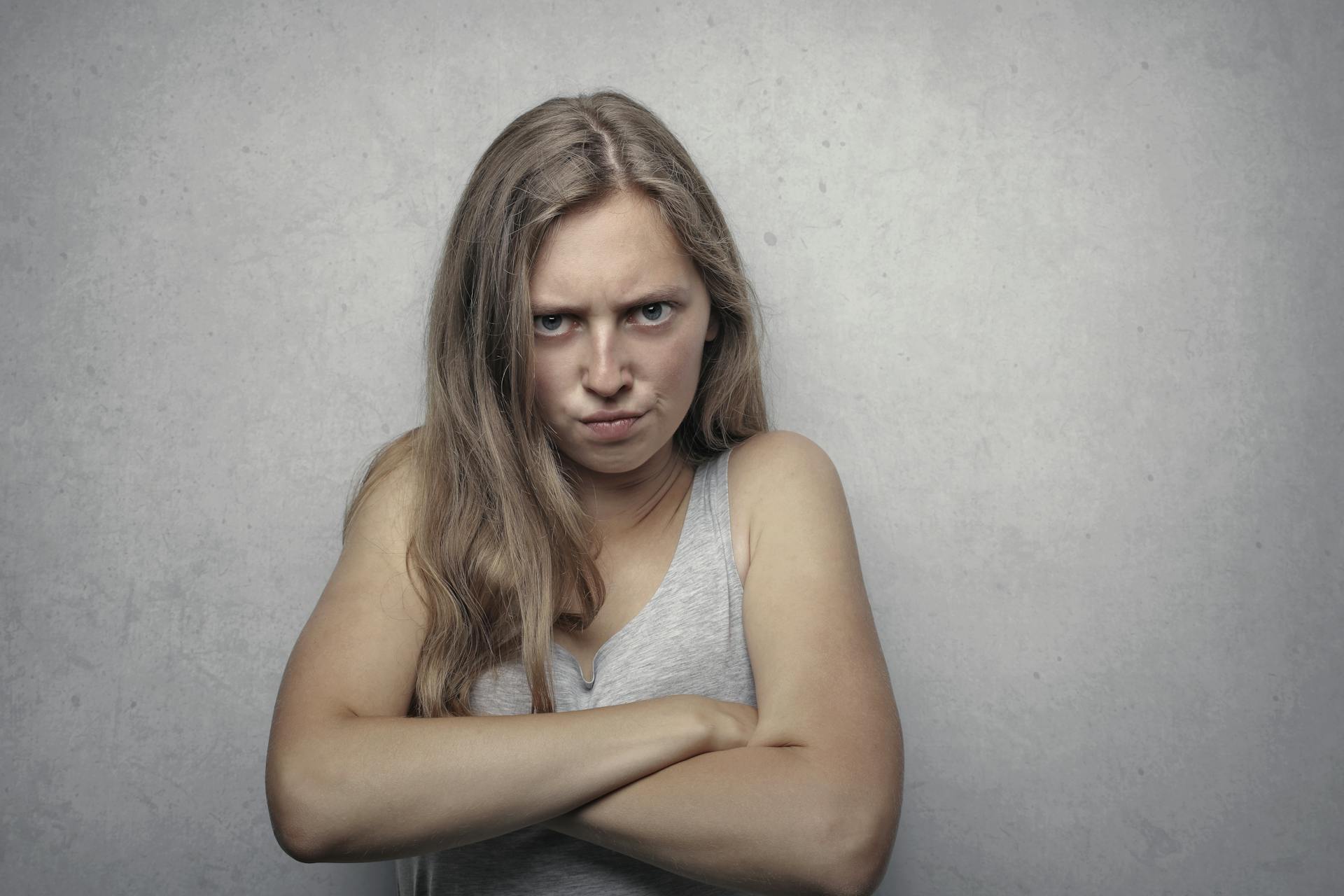 An angry woman standing with her arms crossed | Source: Pexels