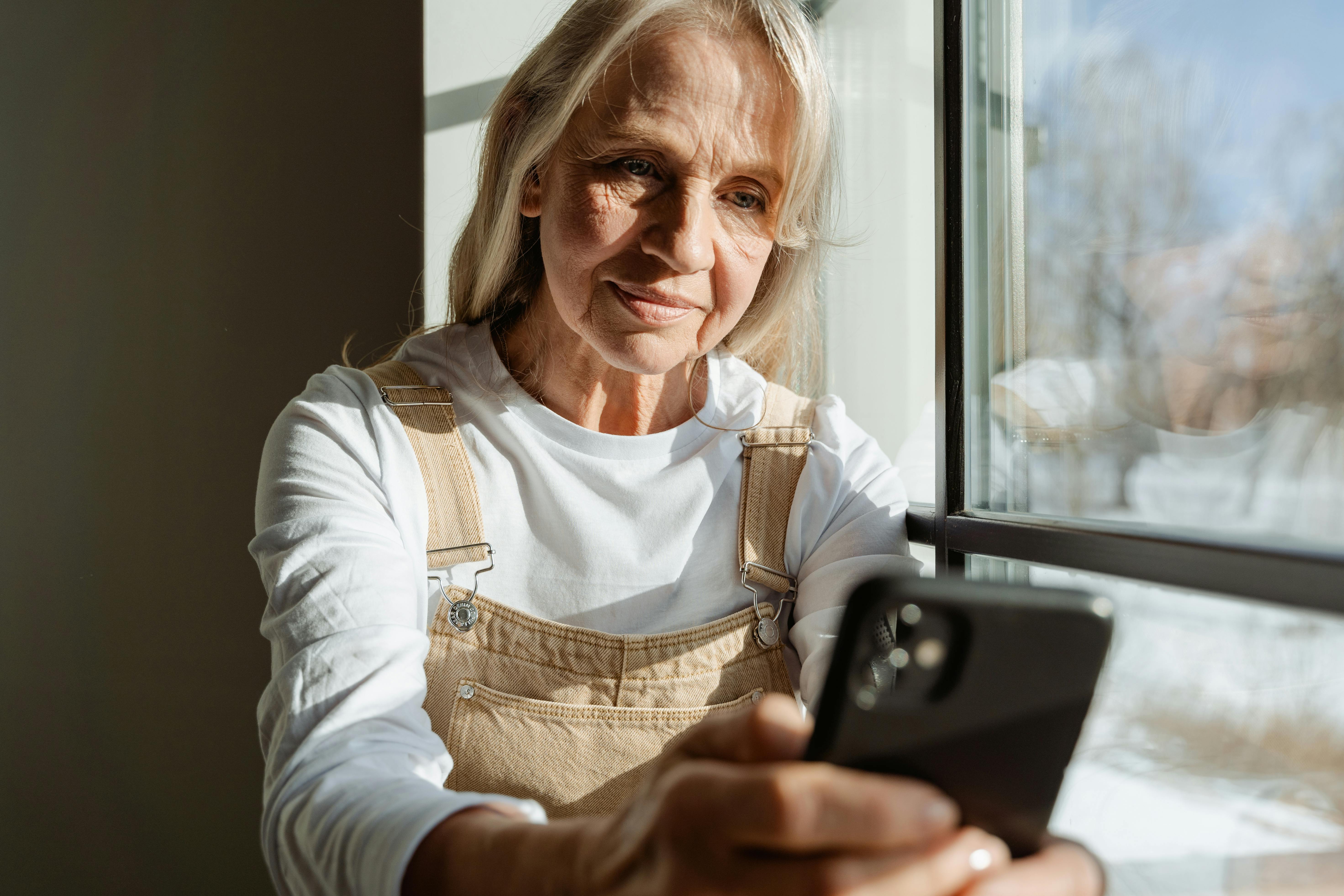 A middle-aged woman on her phone | Source: Pexels