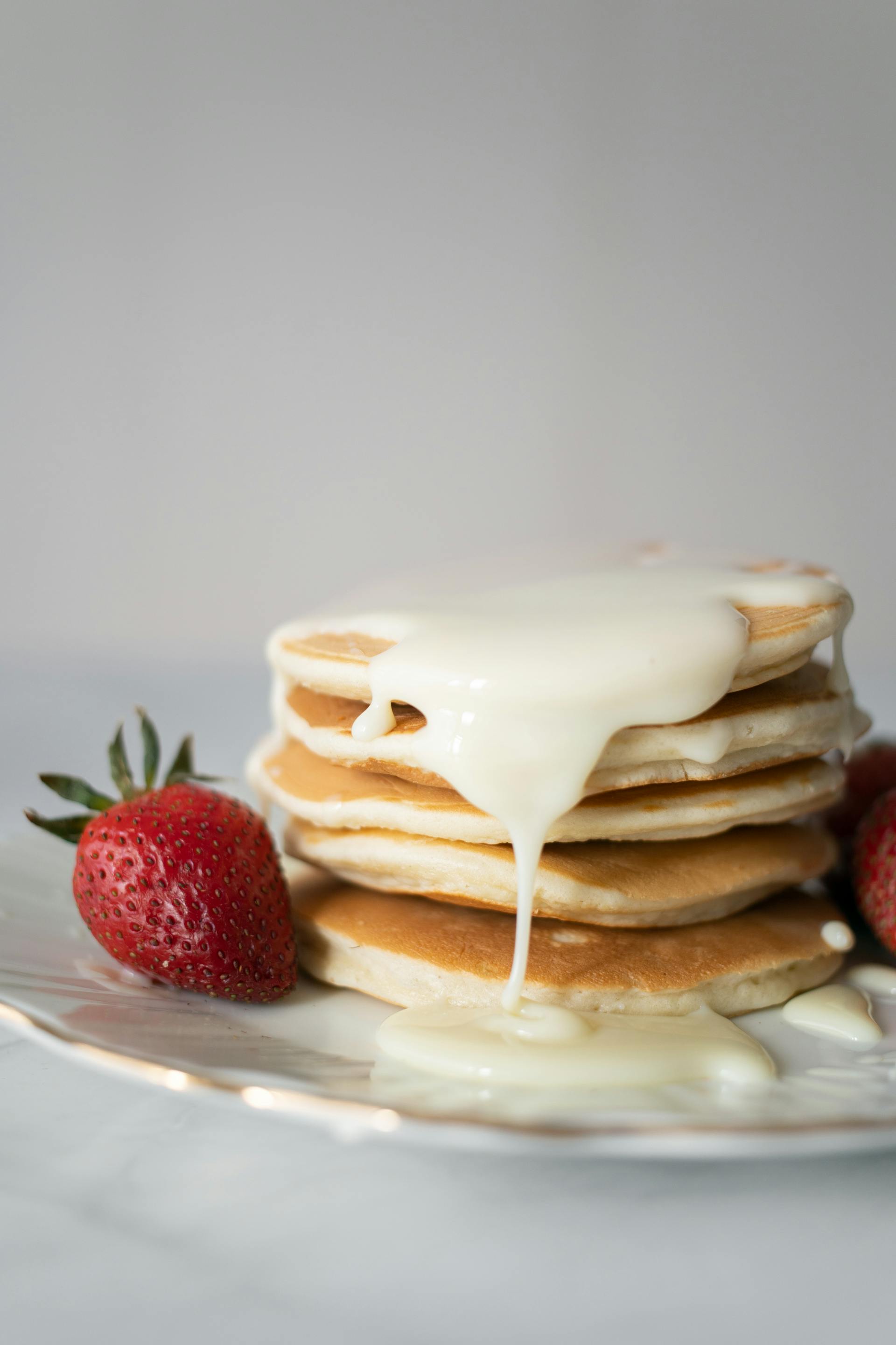Pancakes with strawberry | Source: Pexels