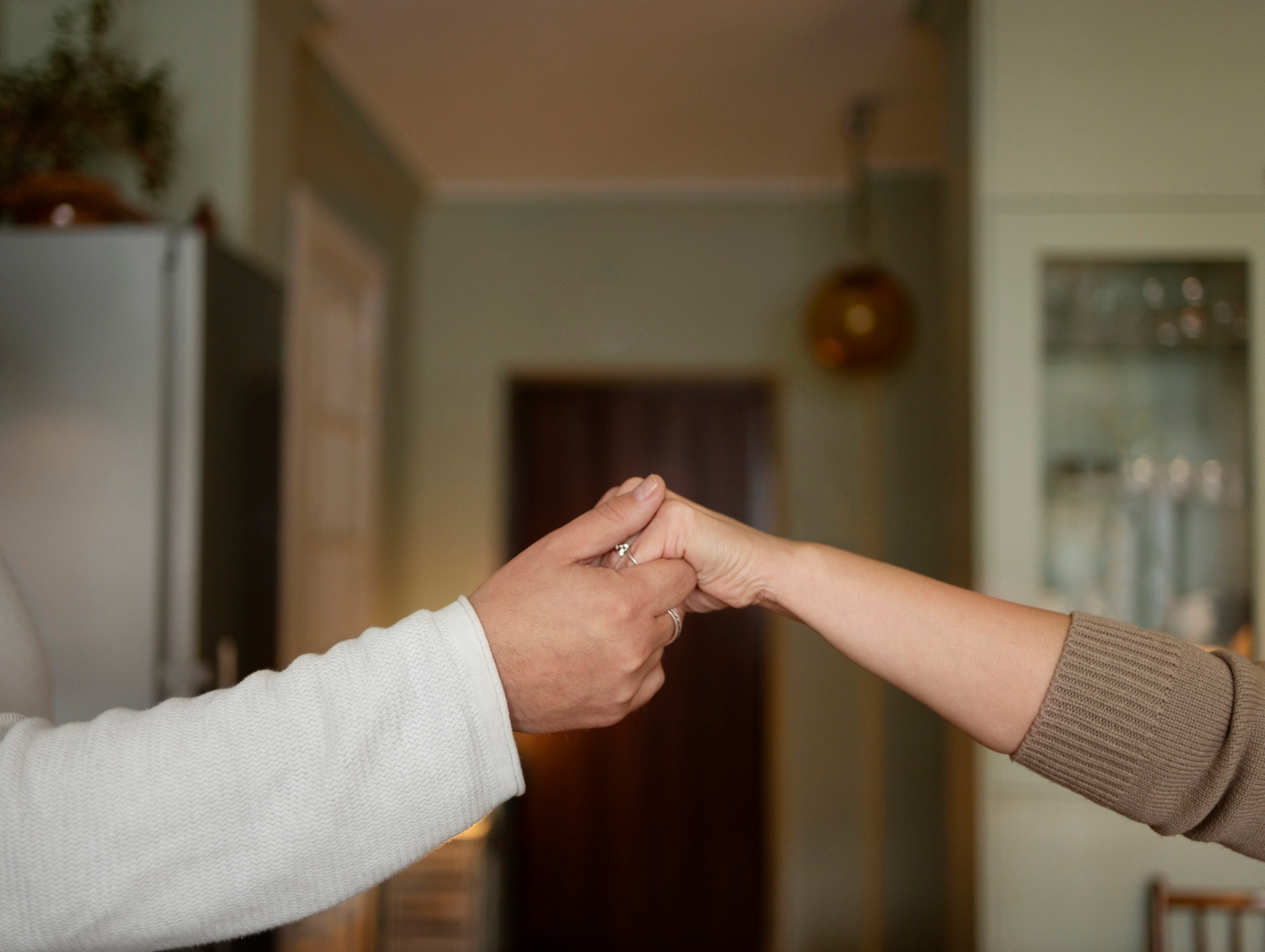 A couple holding hands | Source: Freepik