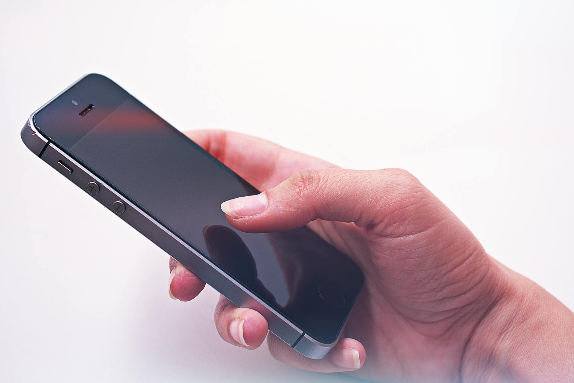 A woman holding her phone | Source: Pexels