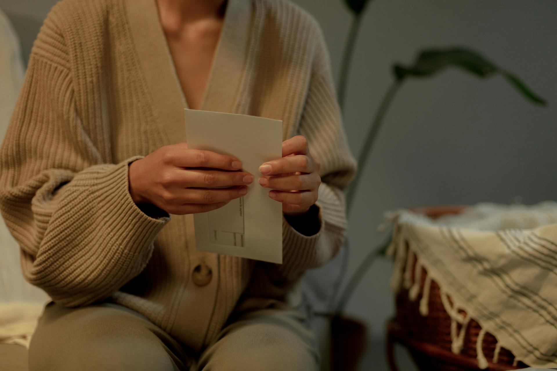 A woman holding an envelope | Source: Pexels
