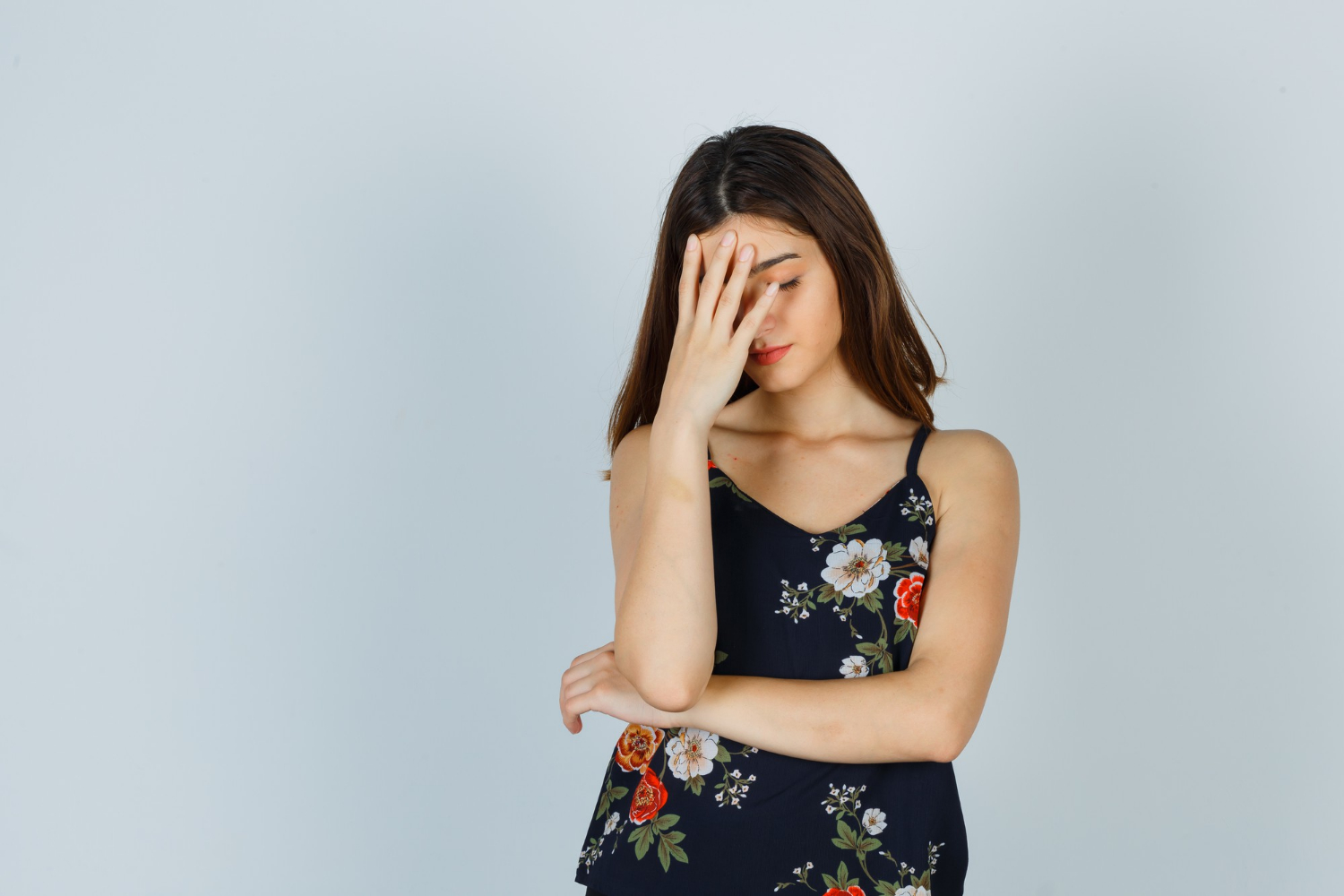 A distressed woman | Source: Freepik