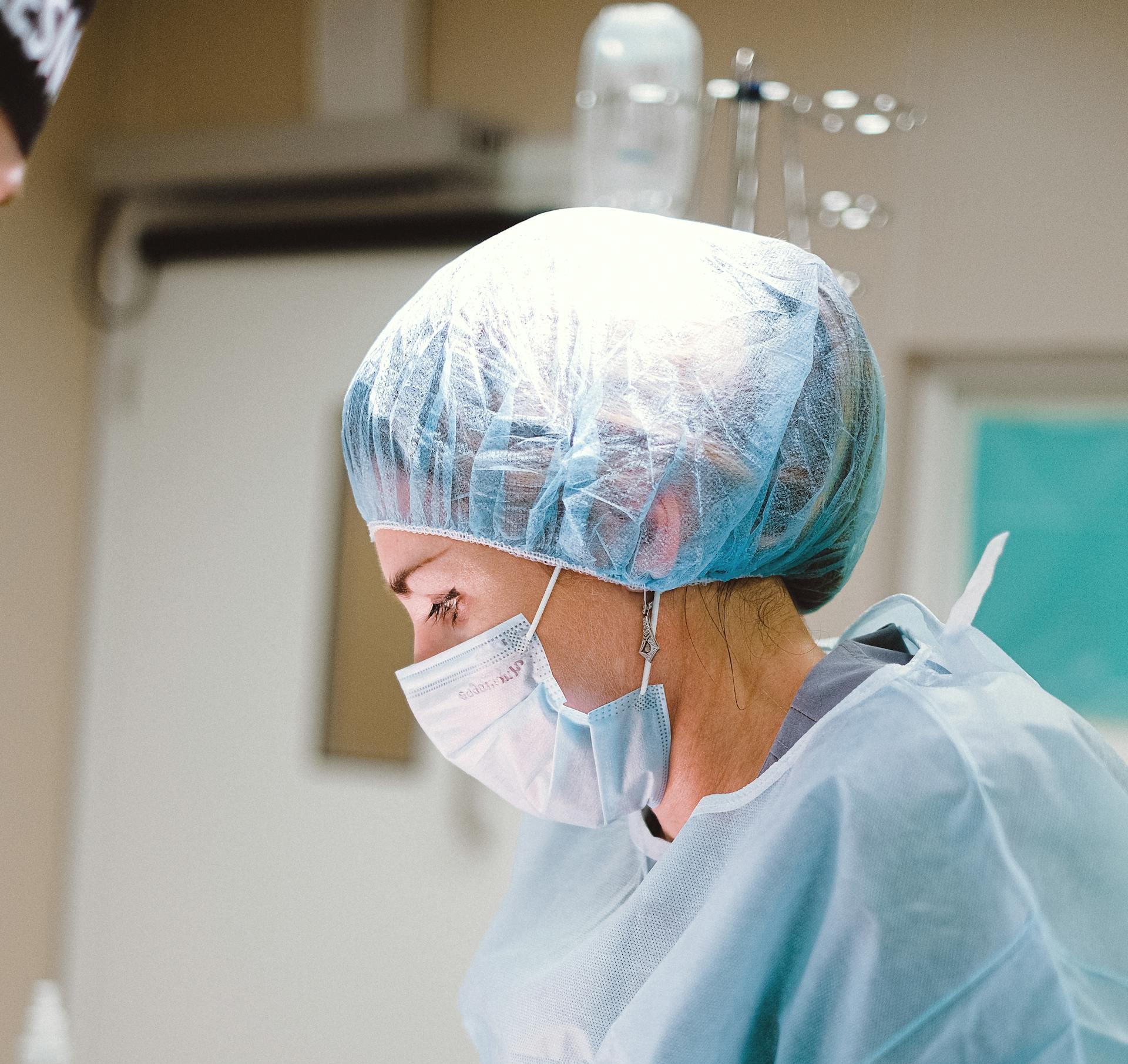 A surgeon wearing scrubs | Source: Pexels