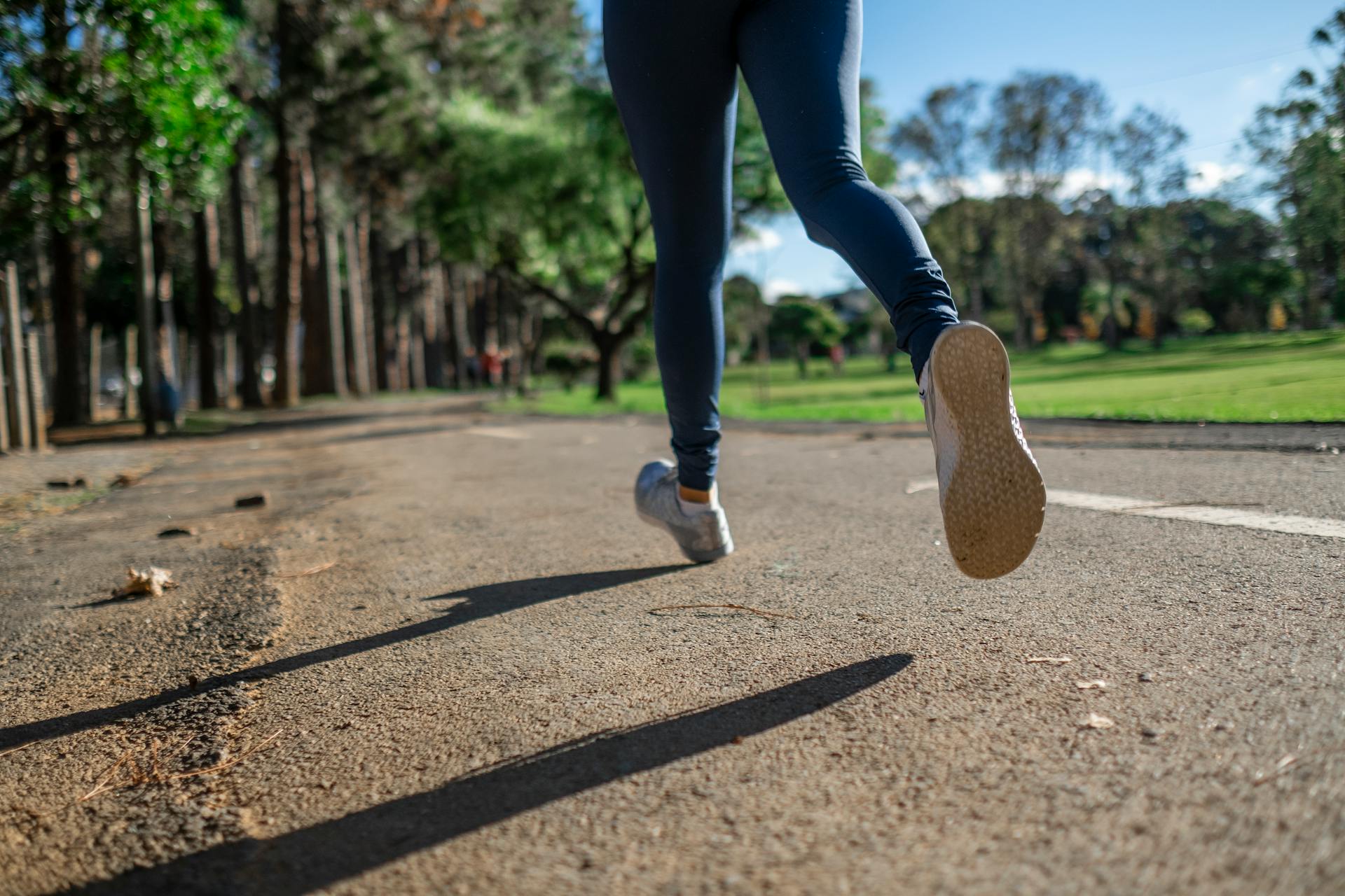A woman running | Source: Pexels