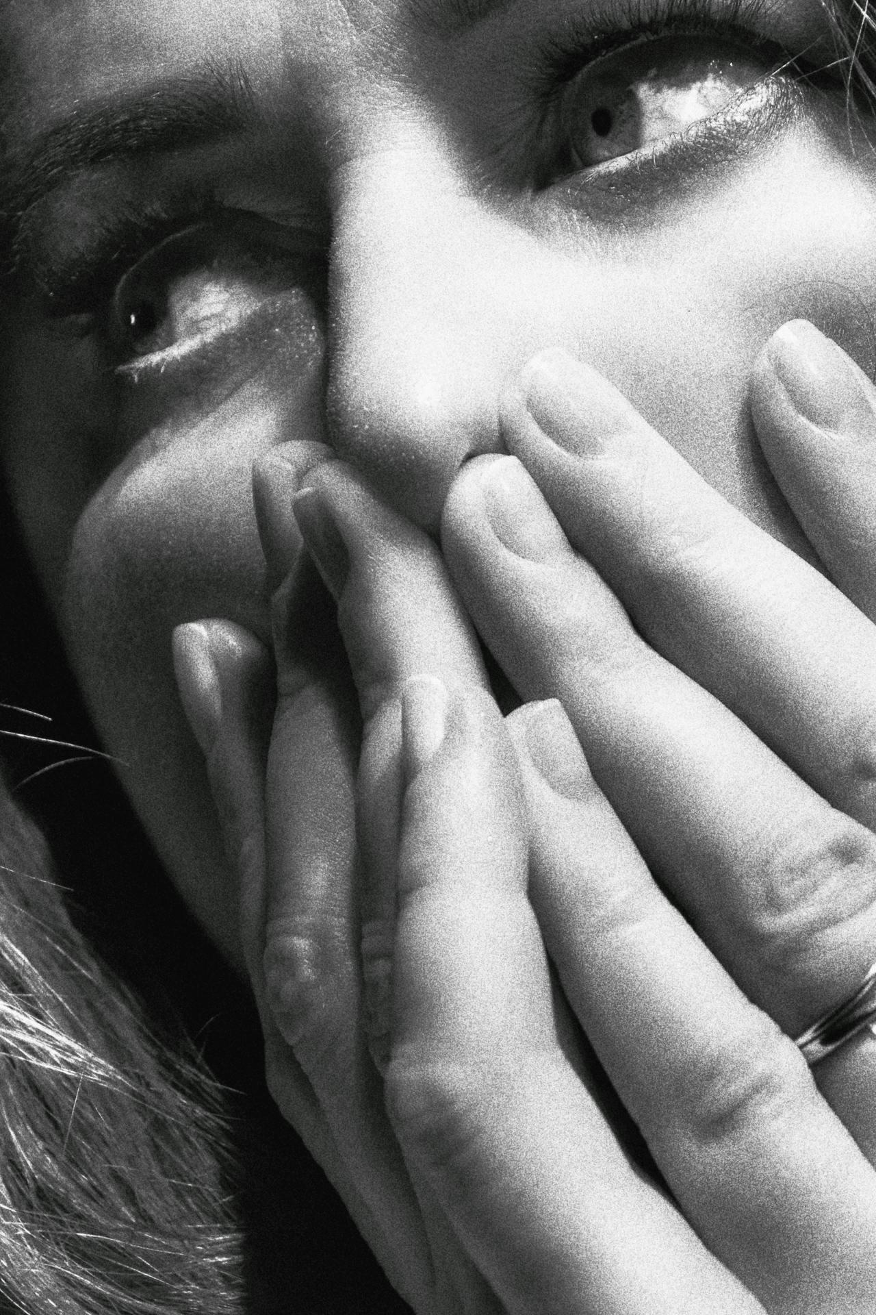 Grayscale shot of a shaken woman | Source: Pexels