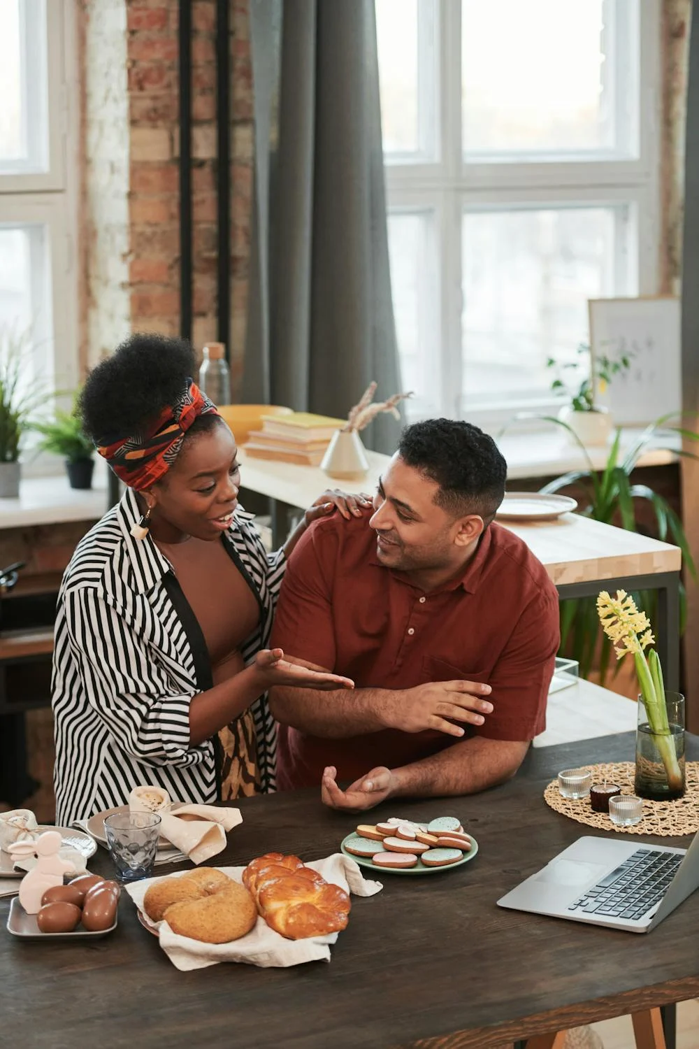 A smiling man talking to his wife | Source: Pexels