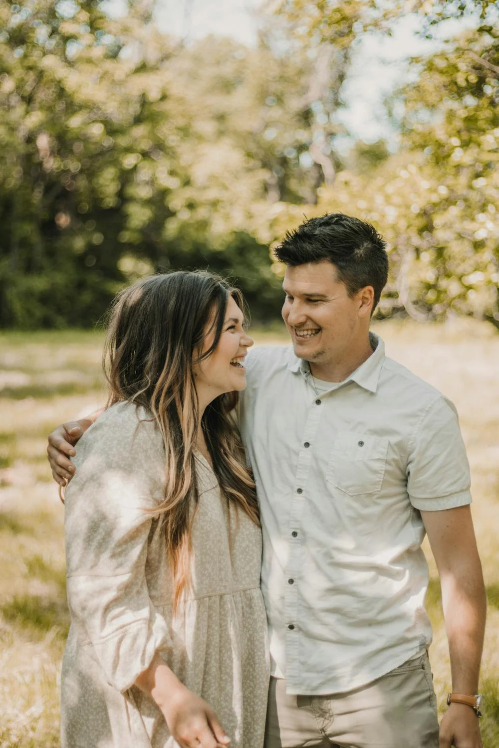 A happy couple outside | Source: Pexels