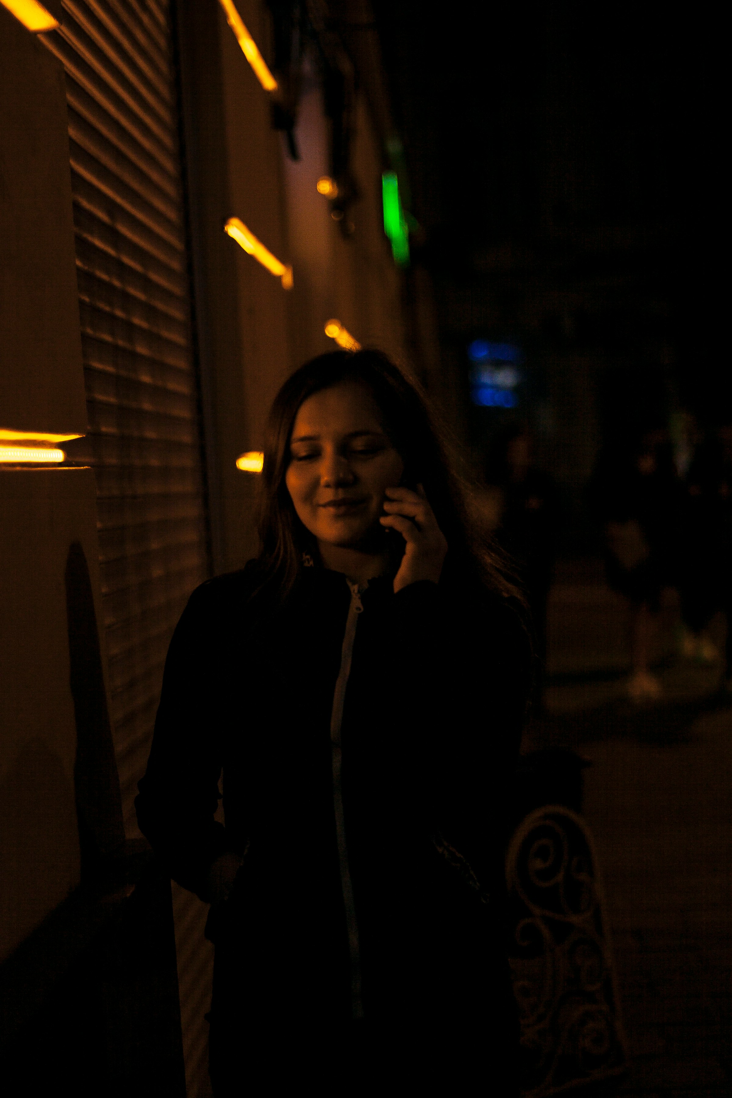A woman talking on her phone | Source: Unsplash