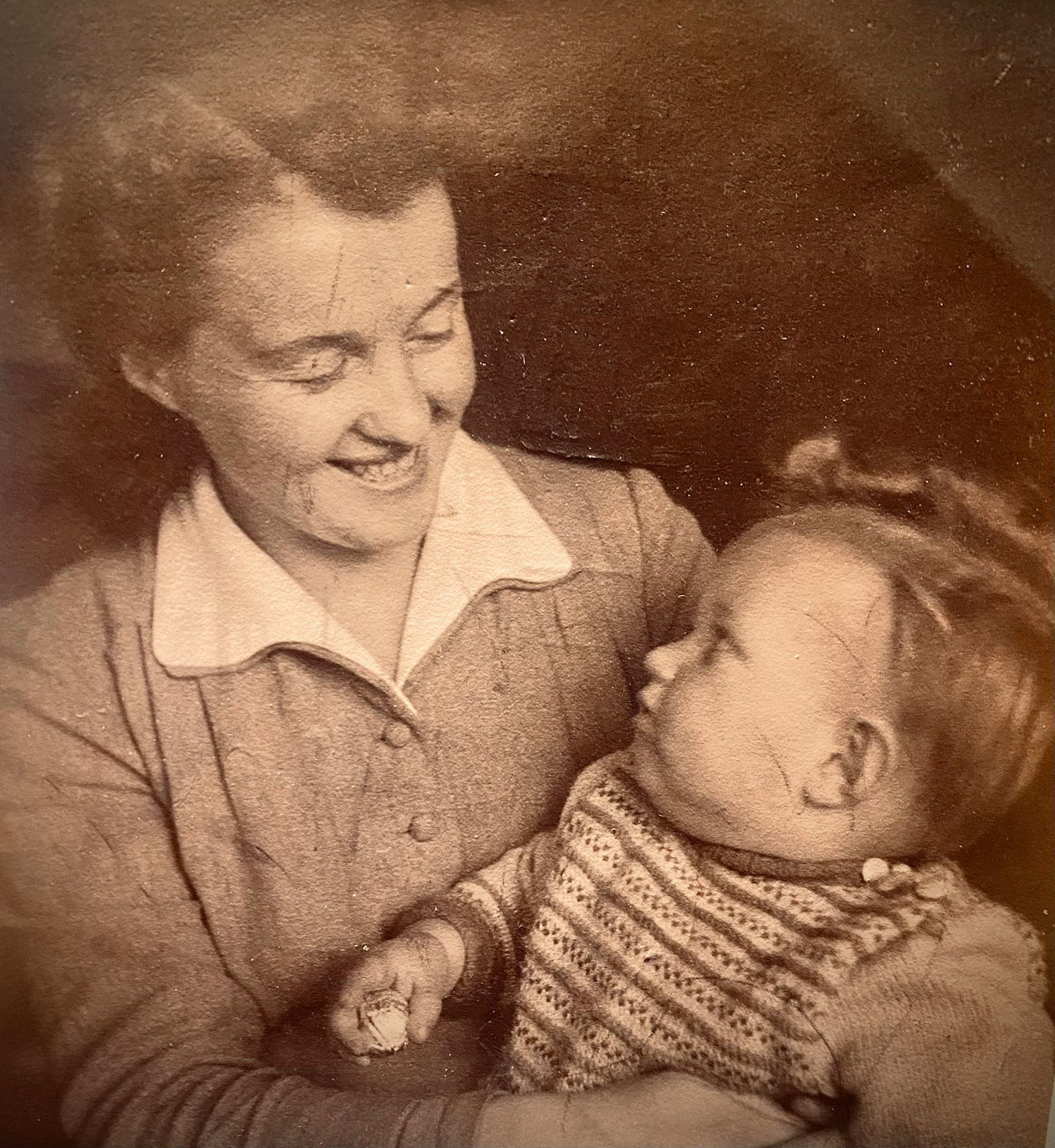 A vintage photograph of a woman carrying a baby | Source: Unsplash