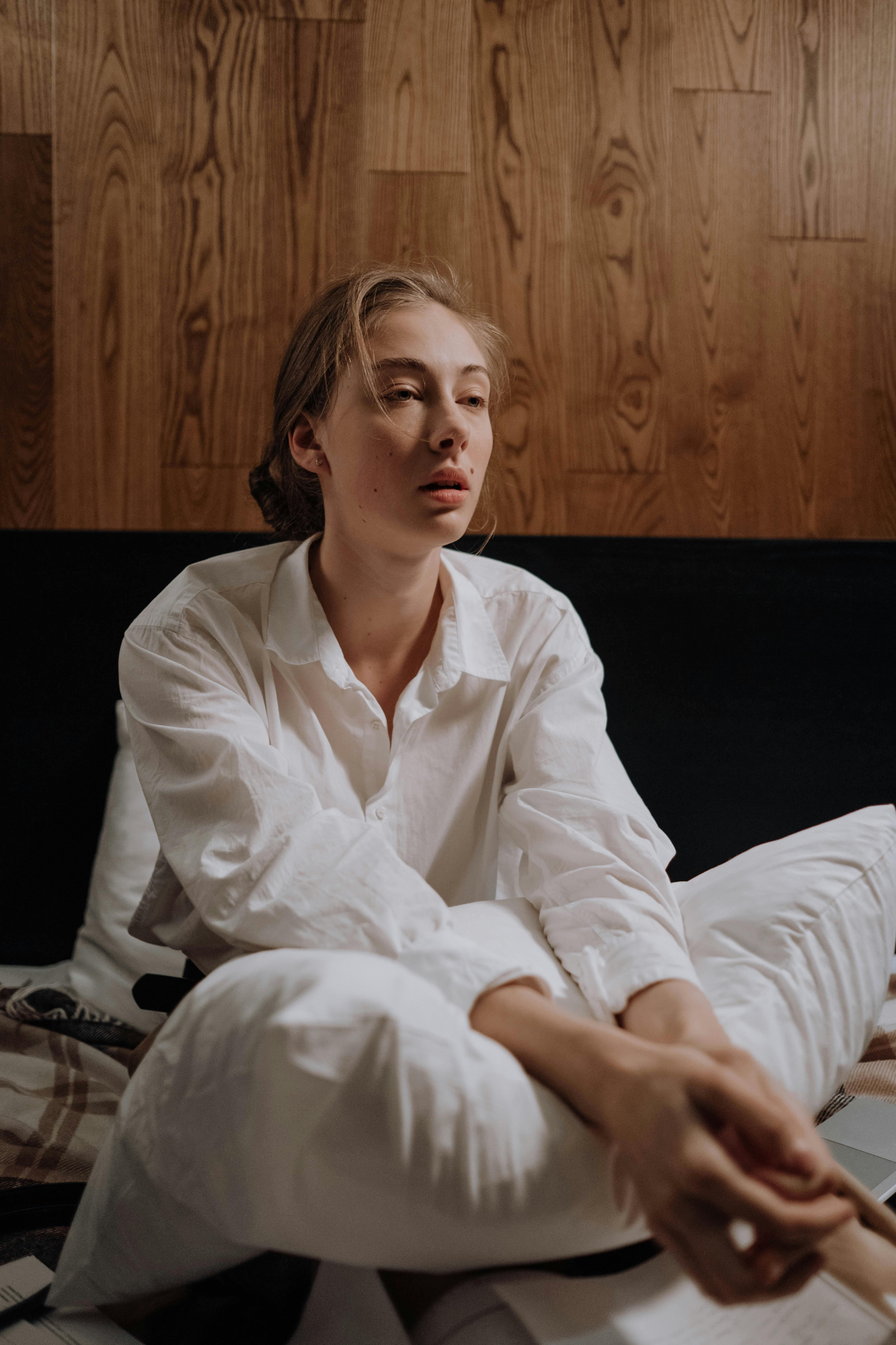 Sfrustrowana kobieta siedząca w łóżku | Źródło: Pexels