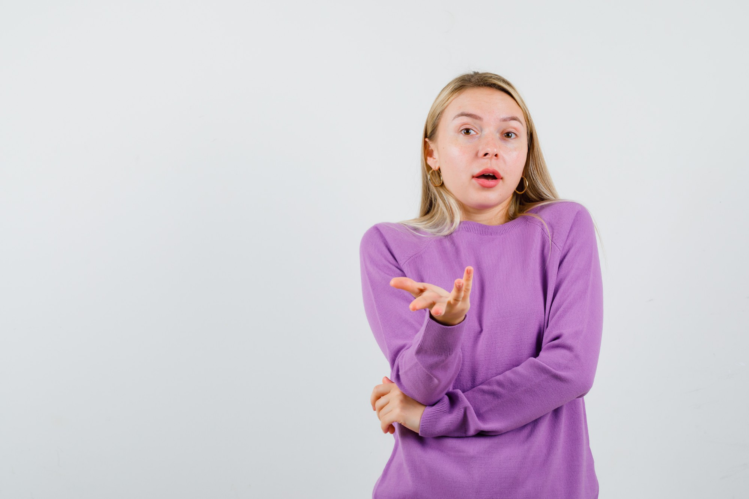 Uma mulher com gestos casuais com as mãos | Fonte: Freepik