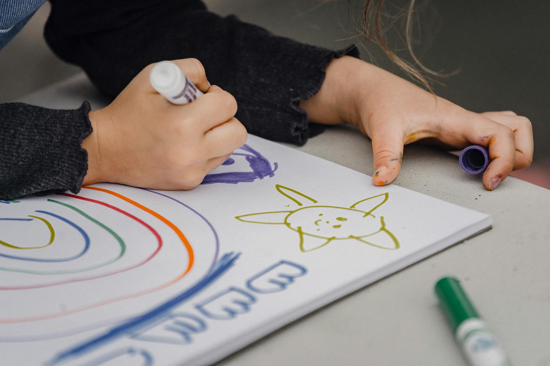 A girl drawing a picture | Source: Pexels