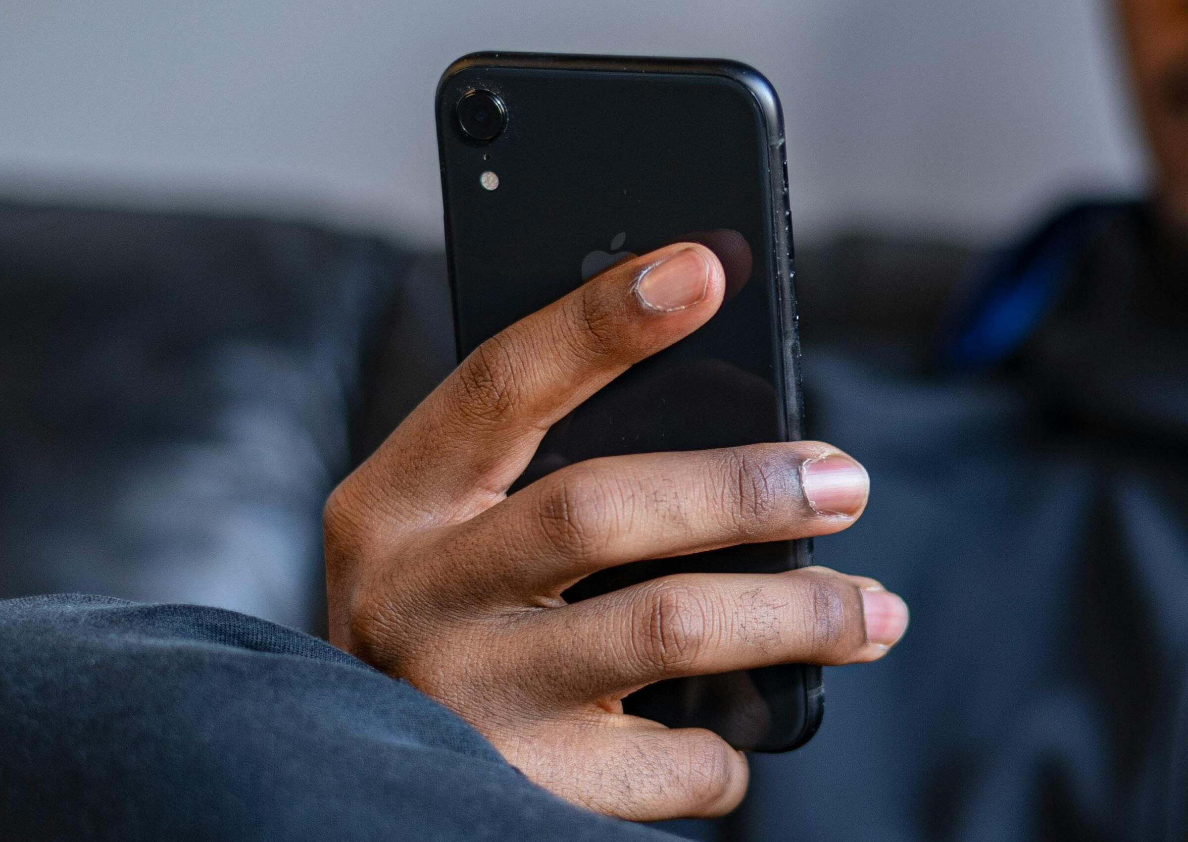 Man holding phone | Source: Pexels