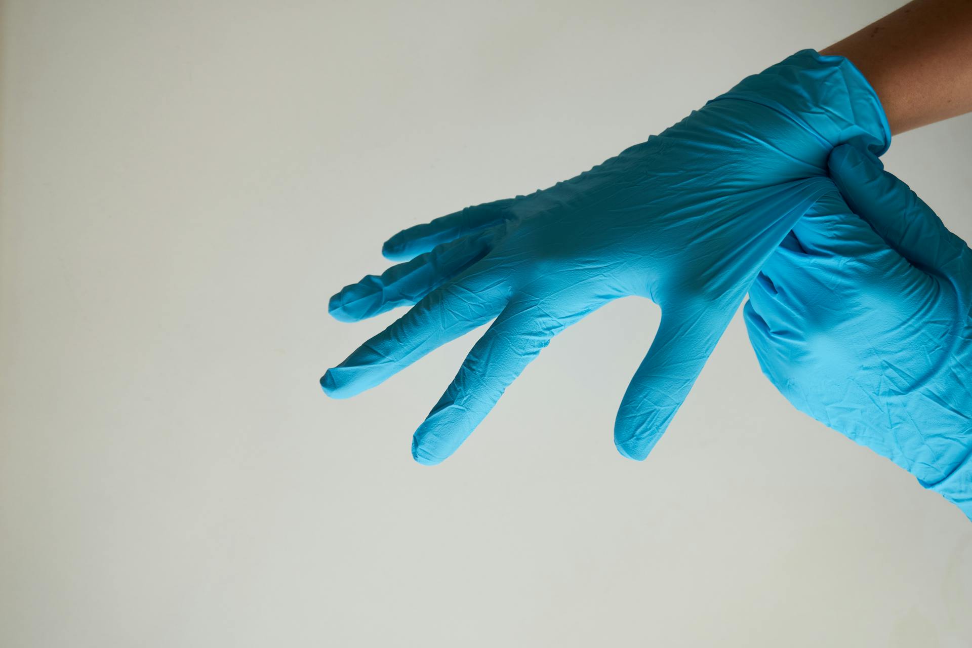 A person wearing latex gloves | Source: Pexels