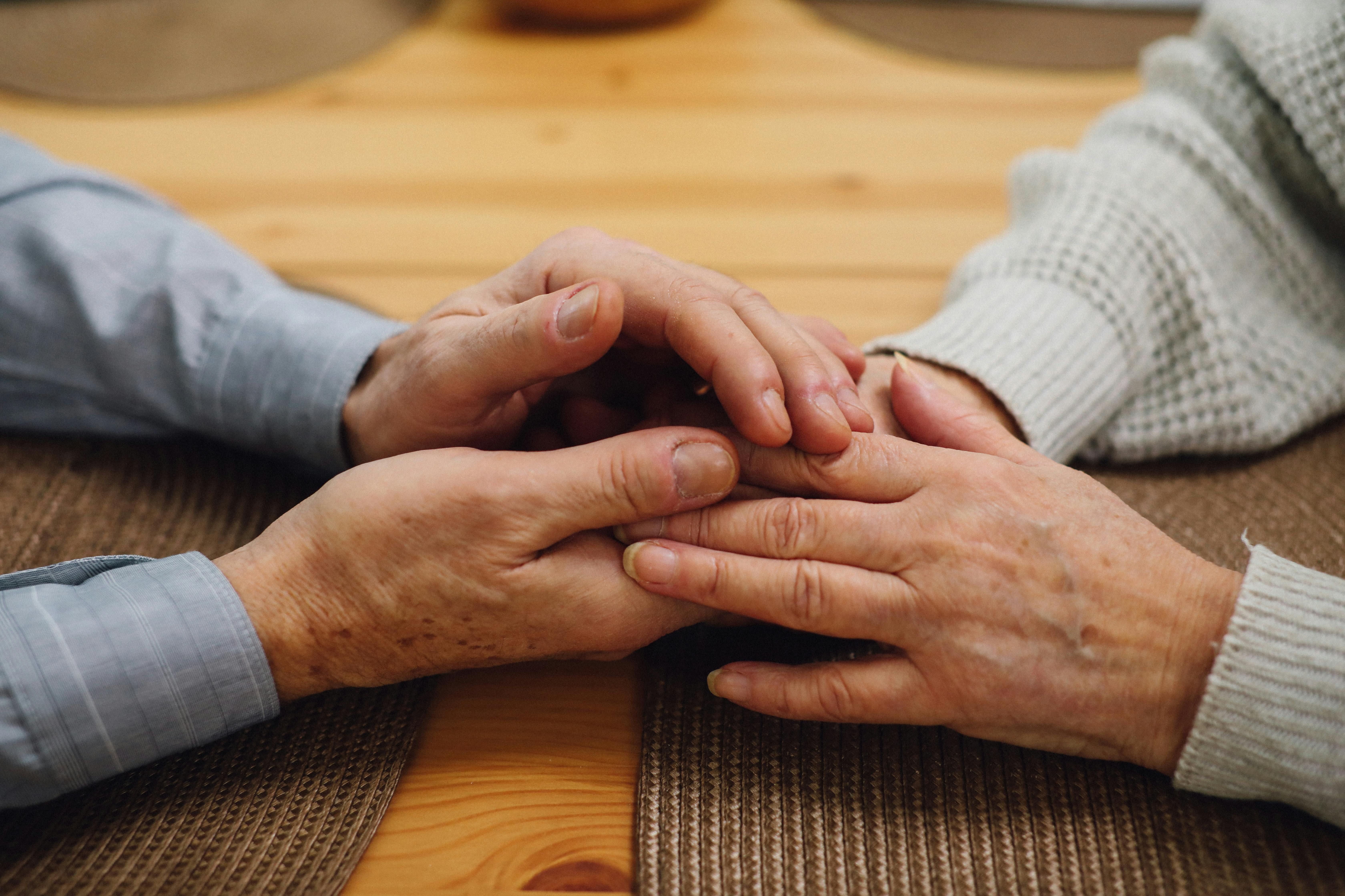 A couple holding hands | Source: Pexels
