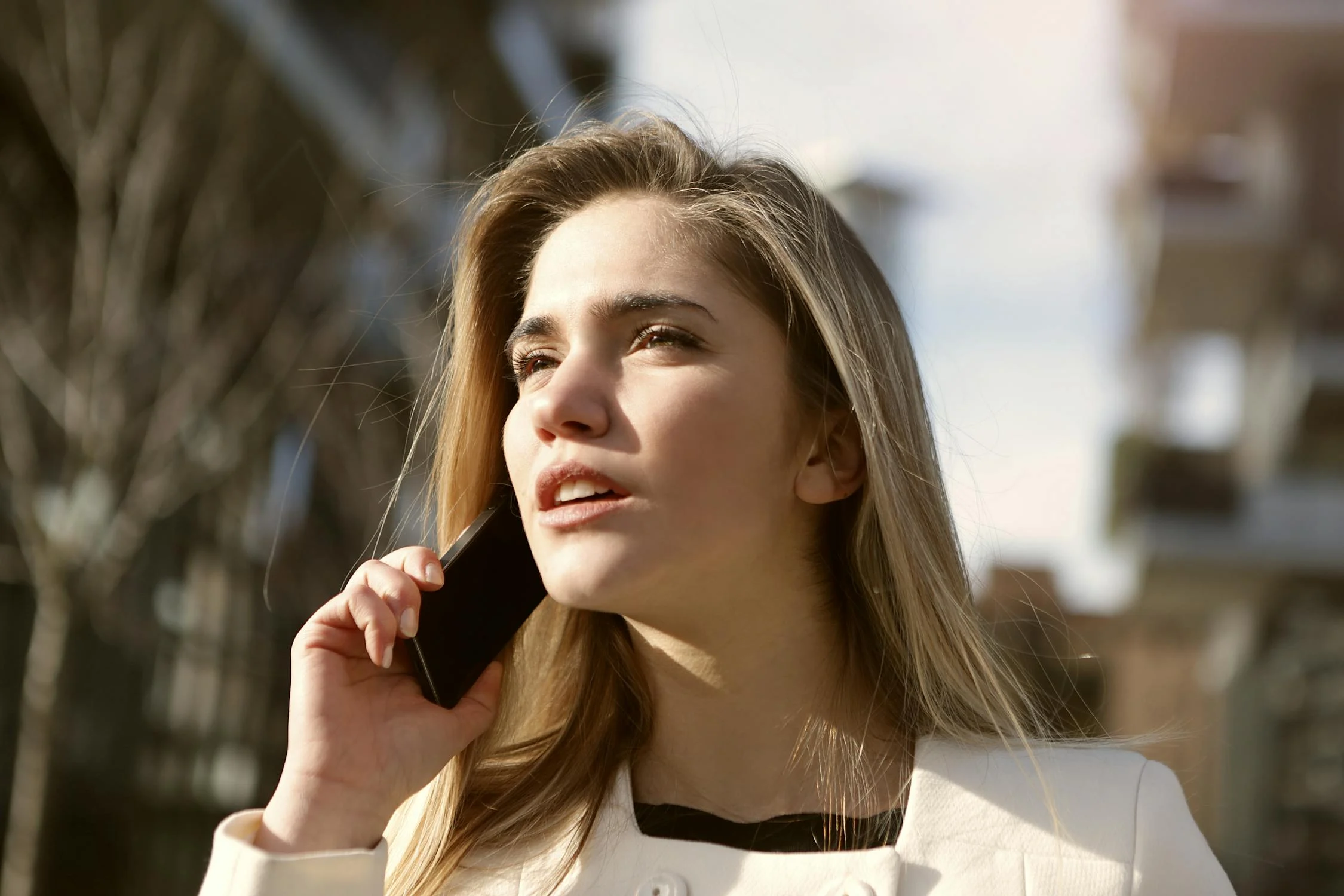 A woman talking on her phone | Source: Pexels