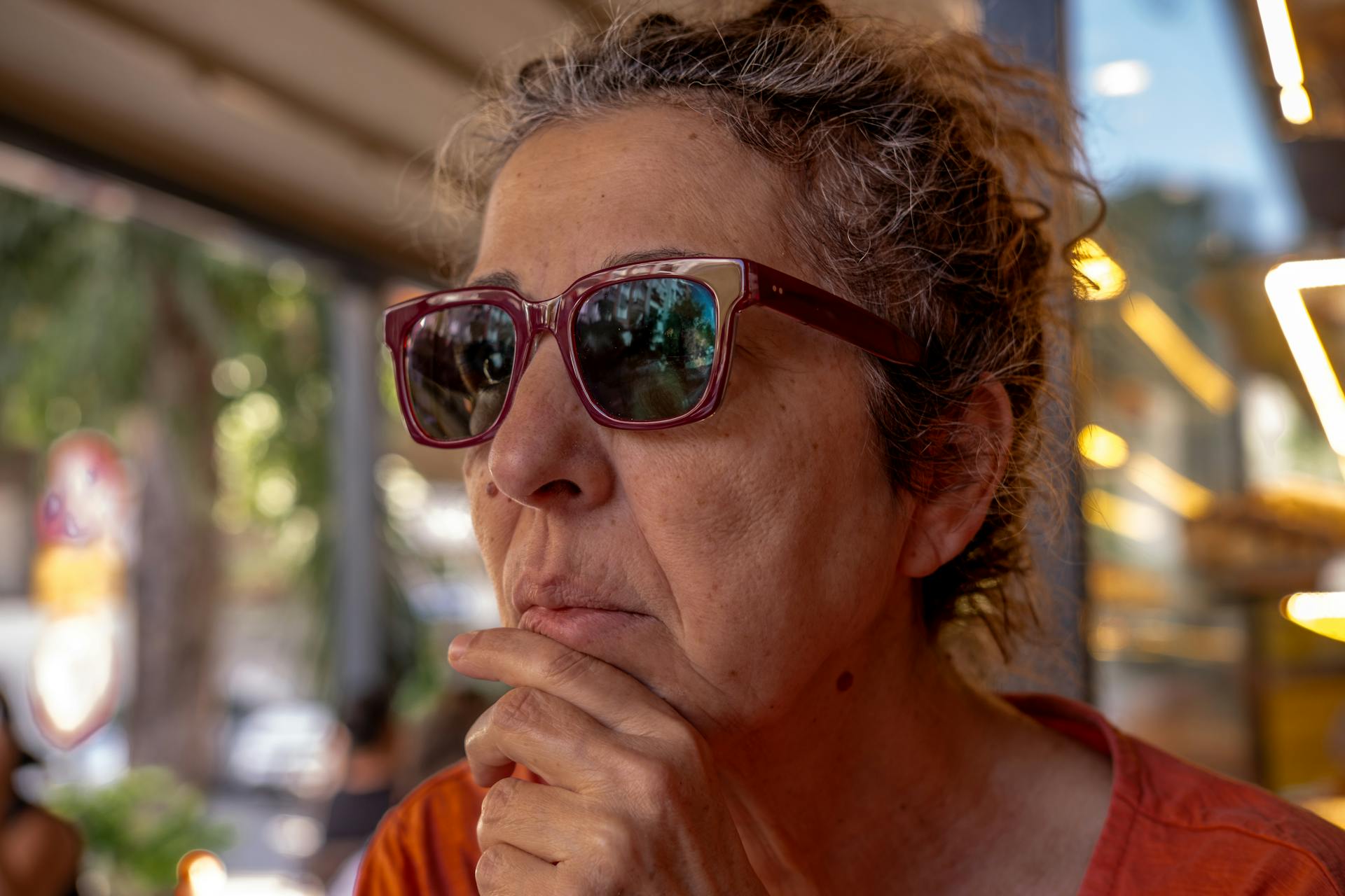 A woman staring at something | Source: Pexels