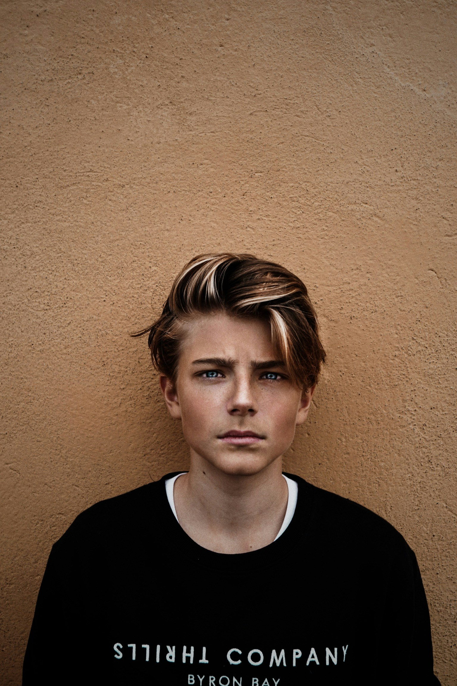 Um adolescente atordoado | Fonte: Unsplash