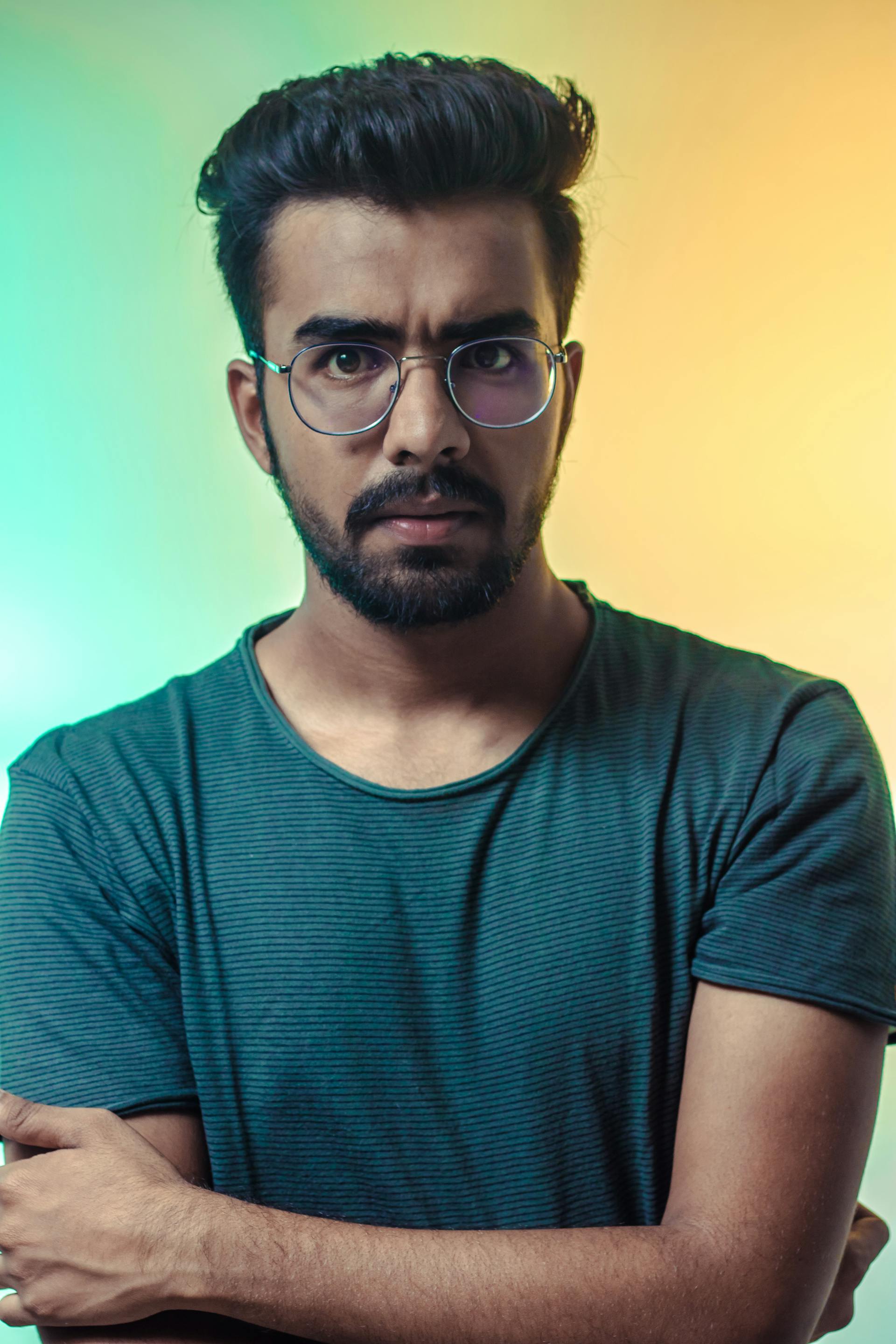 A man looking at someone with concern | Source: Pexels