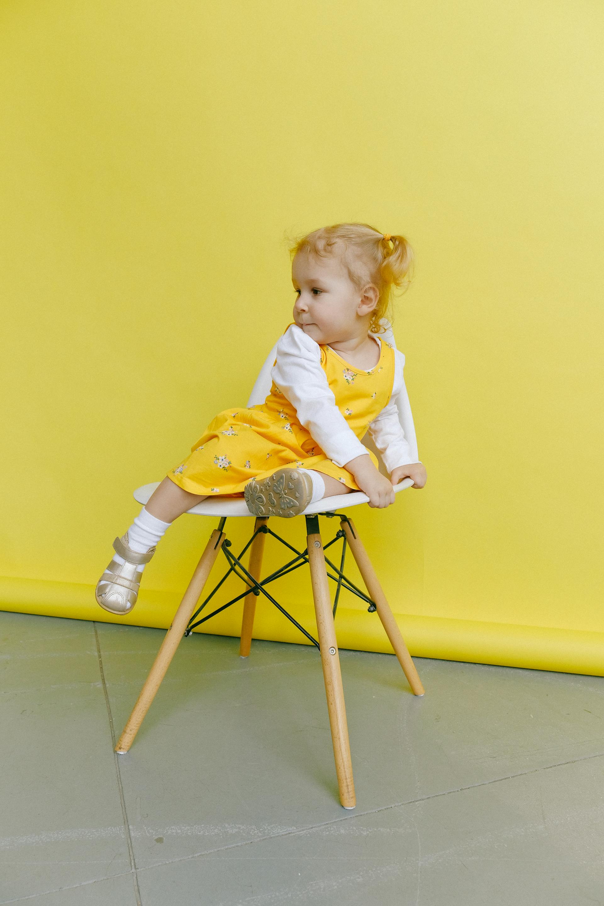 A little girl sitting on a chair | Source: Pexels