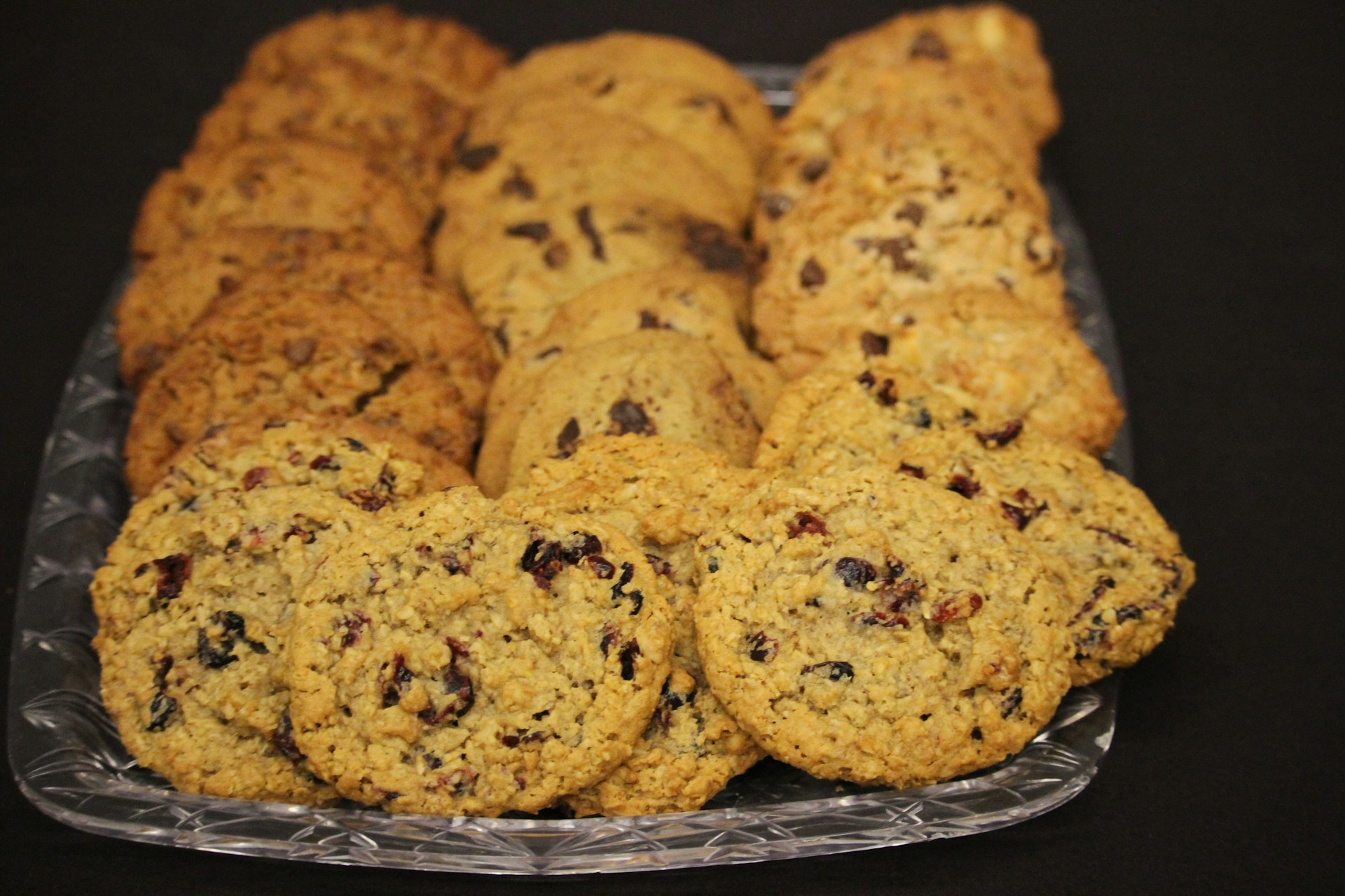 A tray of chocolate chip cookies | Source: Unsplash