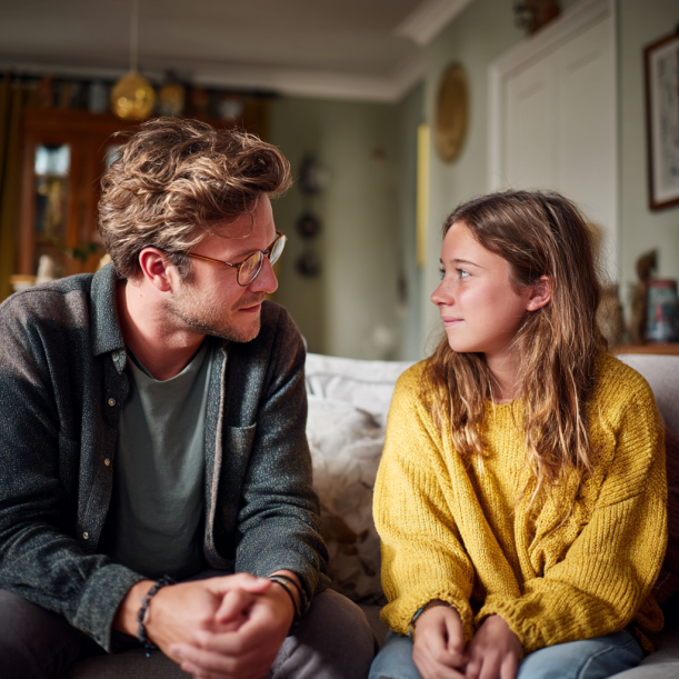 A father having a conversation with his teen daughter | Source: Midjourney