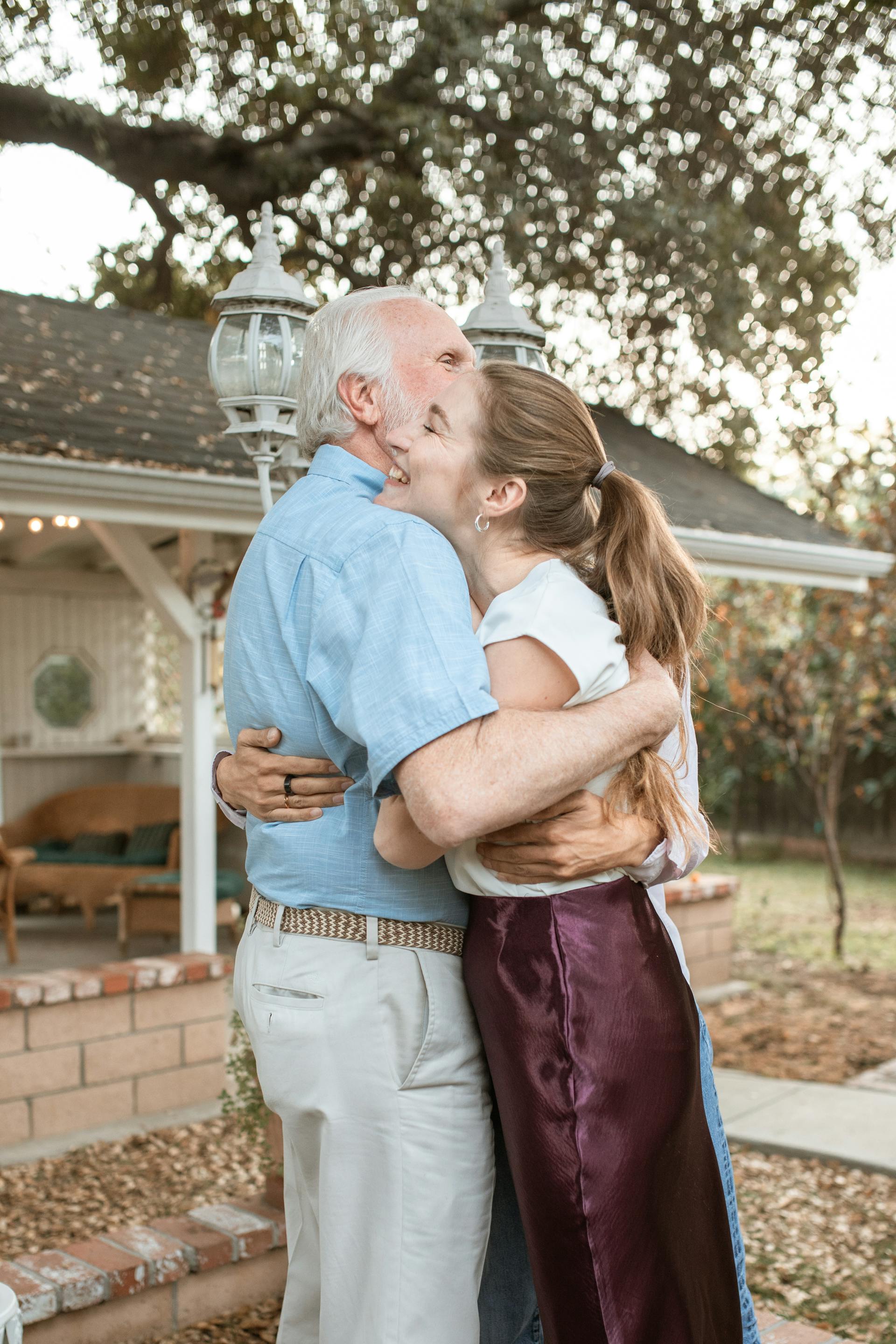A woman hugging her father | Source: Pexels