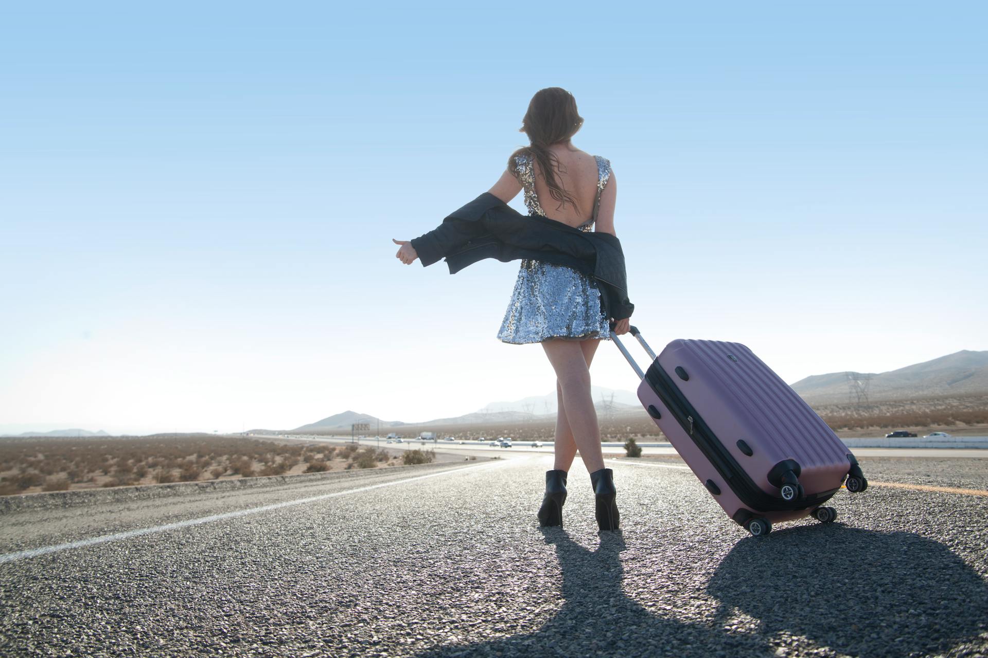 A woman hitching a ride on a highway | Source: Pexels