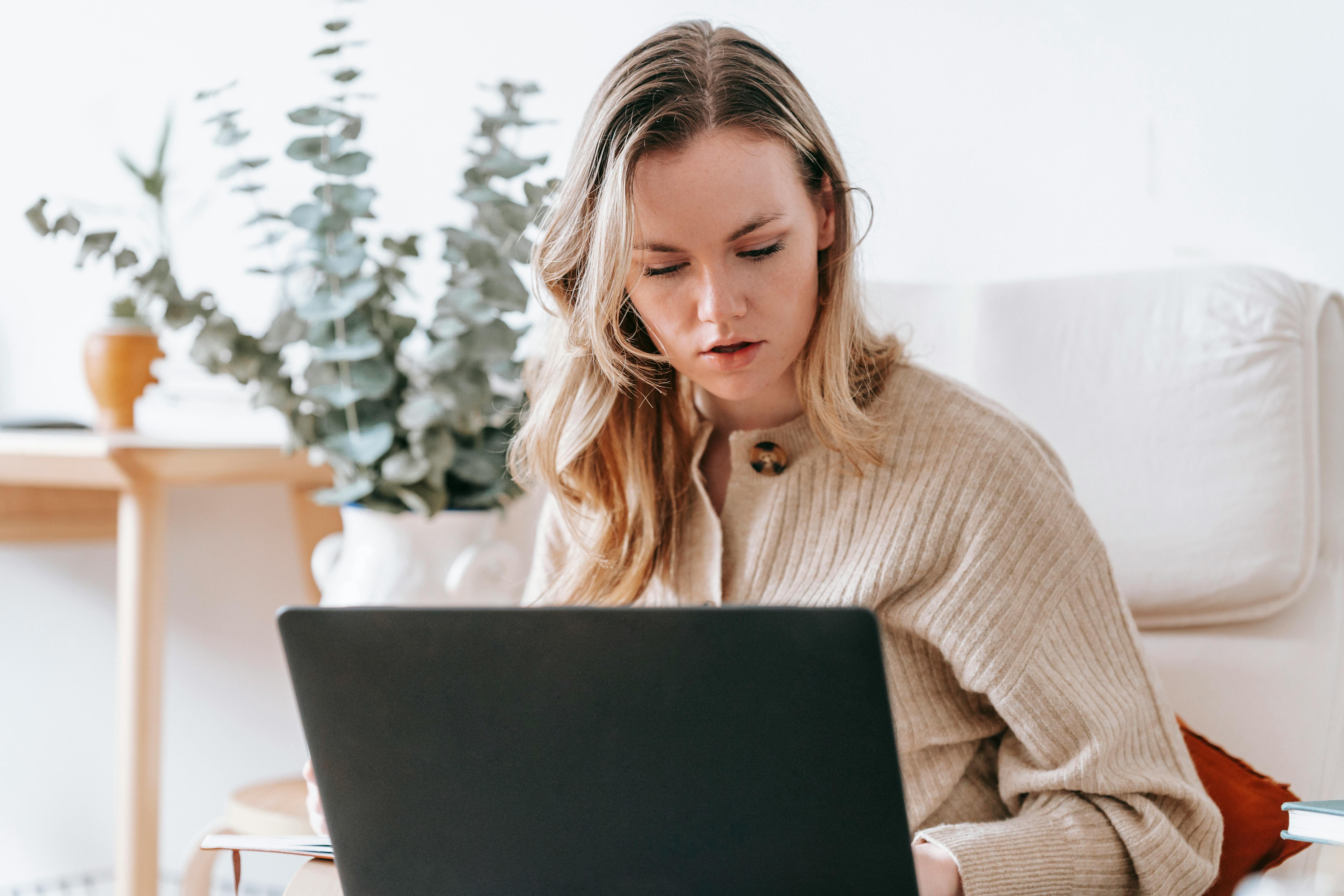 Mulher ocupada em seu laptop | Fonte: Pexels