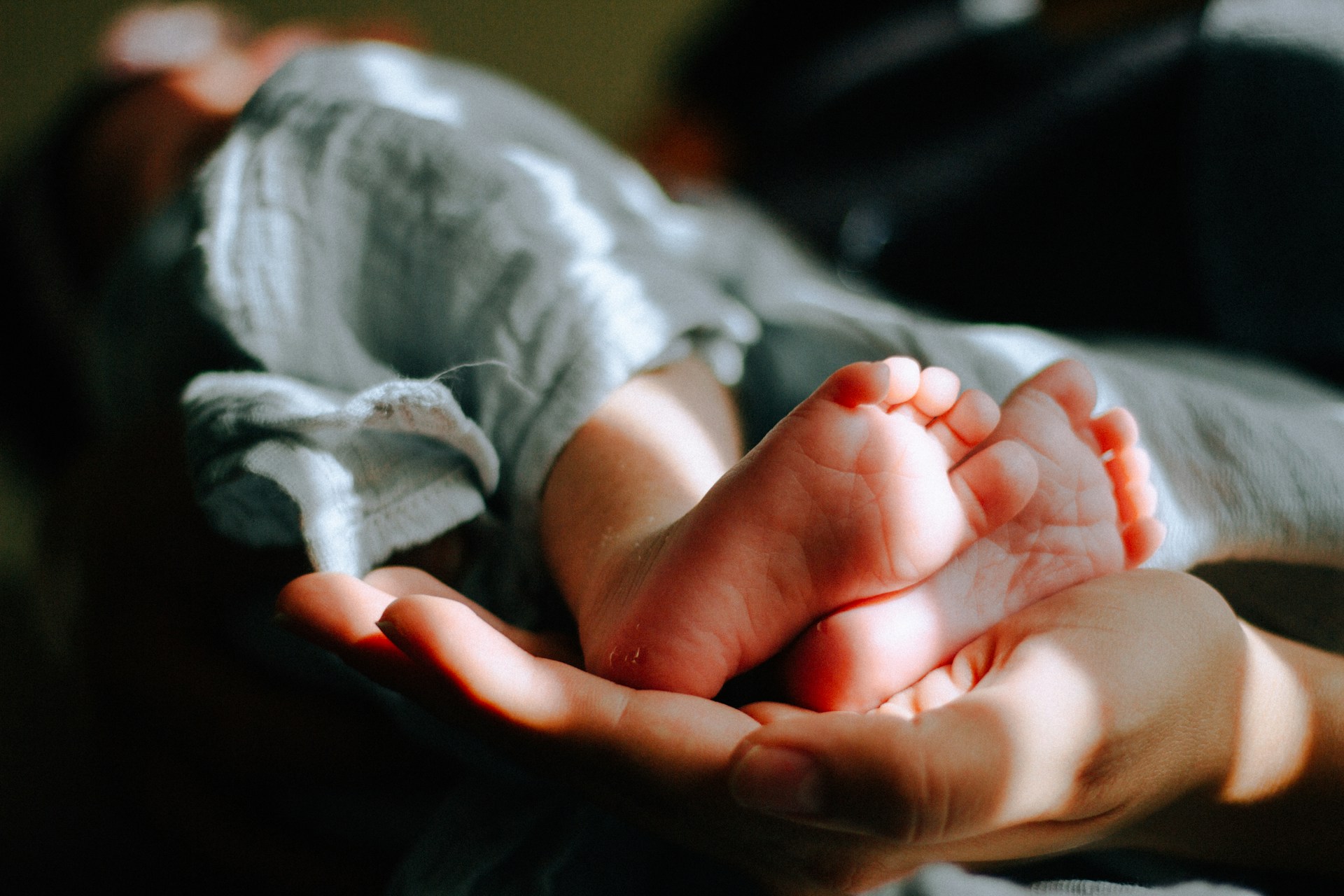 Close-up shot of a woman carrying her baby | Source: Unsplash