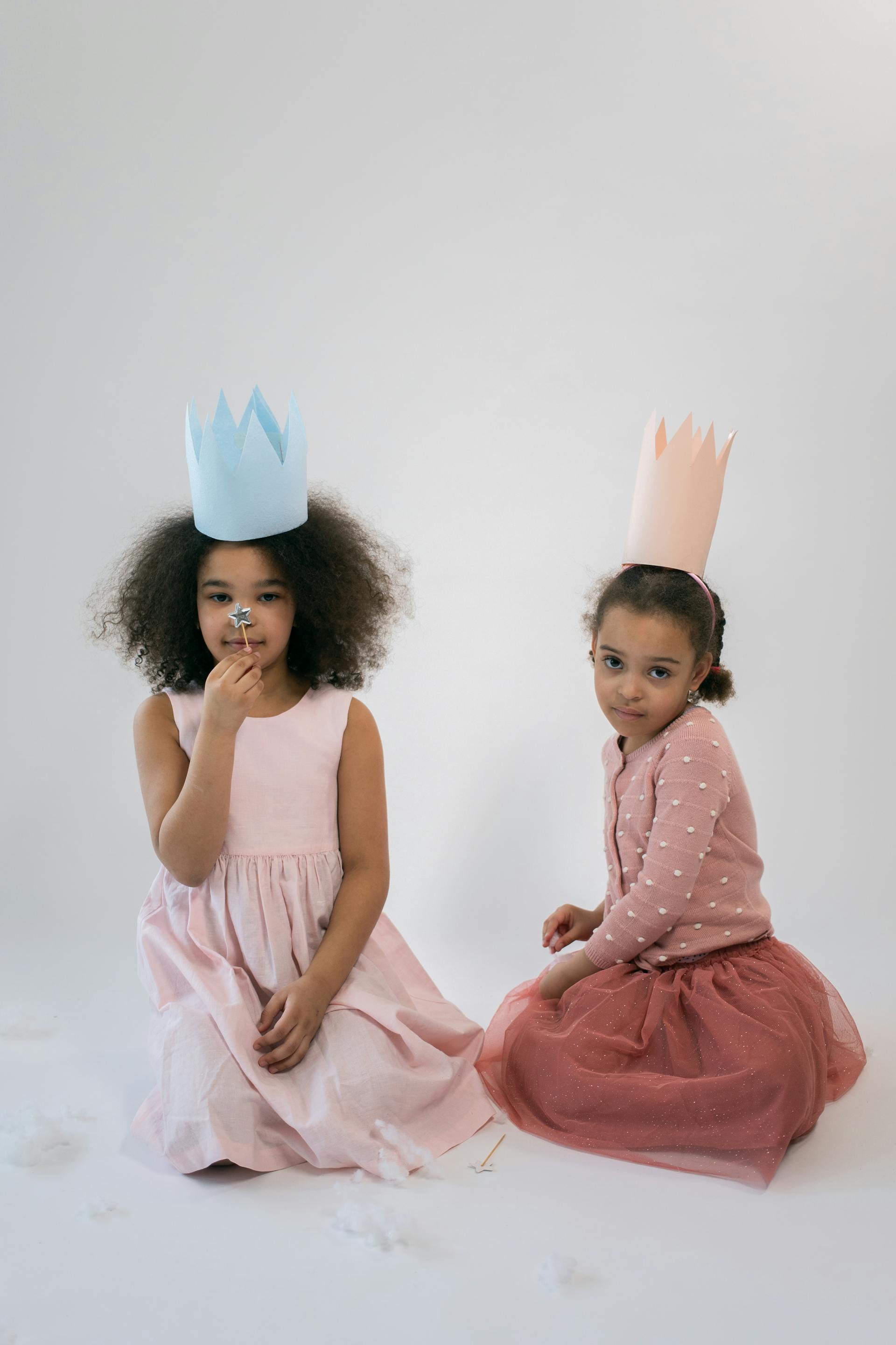 Two girls posing together | Source: Pexels