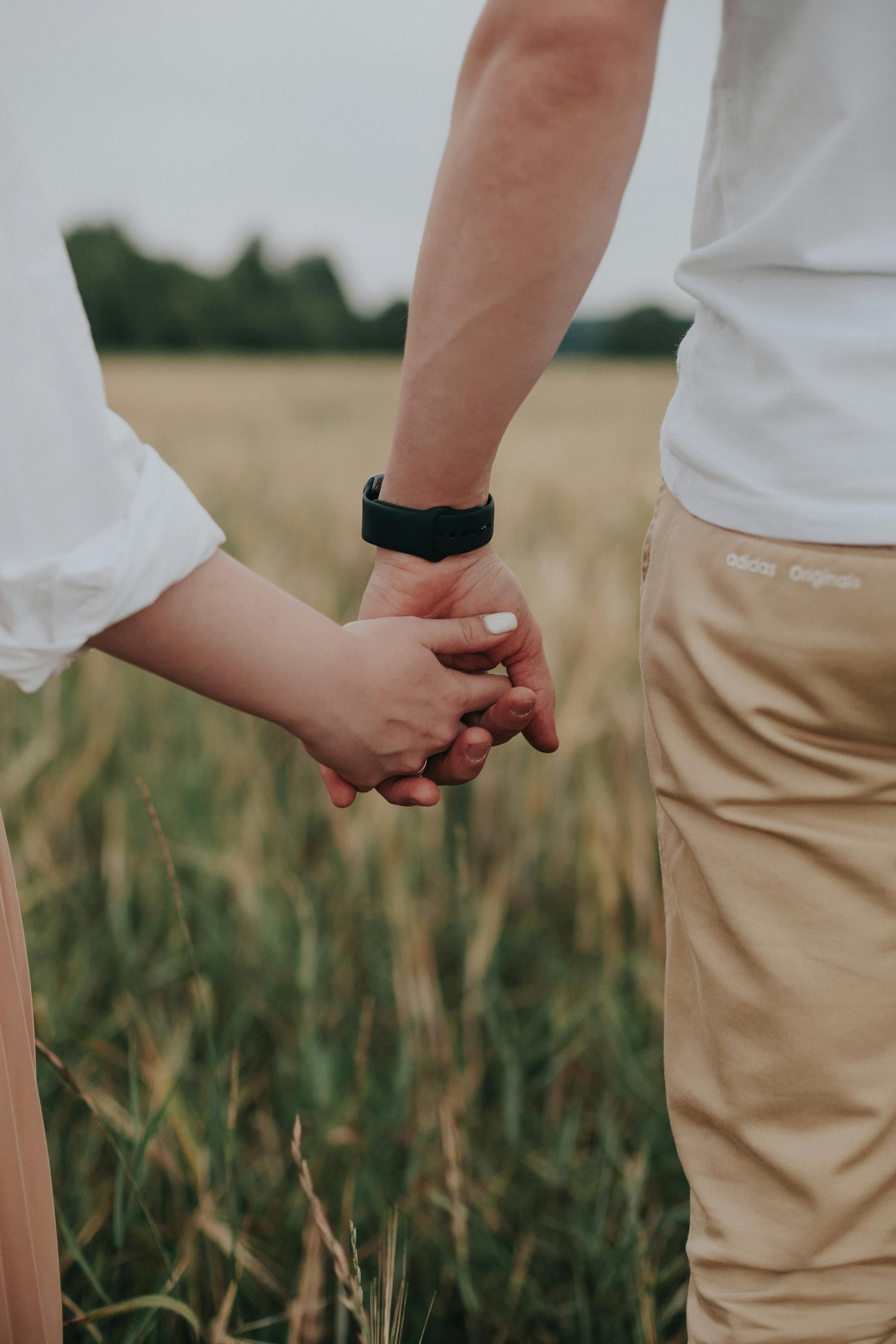 A couple holding hands | Source: Pexels
